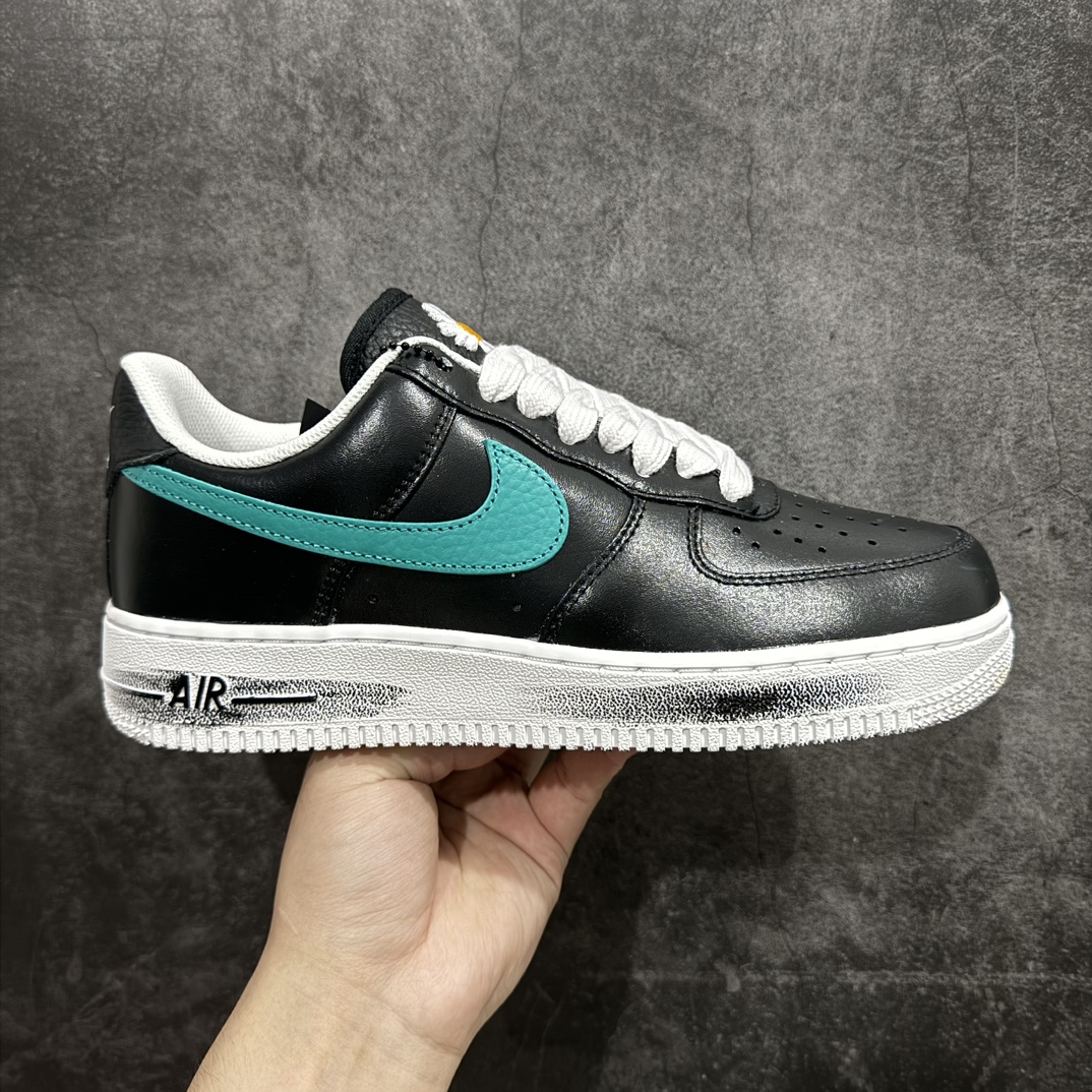 【PK纯原】PEACEMINUSONE x NK AIR FORCE 1\”PARA-NOISE \”权志龙联名空军一号低帮 权志龙小雏菊3.0 货号：AQ3692-004nn市场顶级纯原出货n正确彩喷3D打印图案颜色原厂皮料图案裁片定位正确原盒原配件热风吹 镊子起皮方式 穿久也可自然脱落 正确原盒原标 内置芯片 原装配件 原包装纸 颇有几分前作反转配色的意思，整双鞋以白色为主打，Swoosh、鞋带以及中底涂漆等细节采用黑色点缀，营造出视觉色差。鞋面与前作一样，暗藏刮刮乐设计，刮开后是极具艺术气息的涂鸦元素SIZE：36 36.5 37.5 38 38.5 39 40 40.5 41 42 42.5 43 44 44.5 45 46 47.5 编码：T440470-鞋库