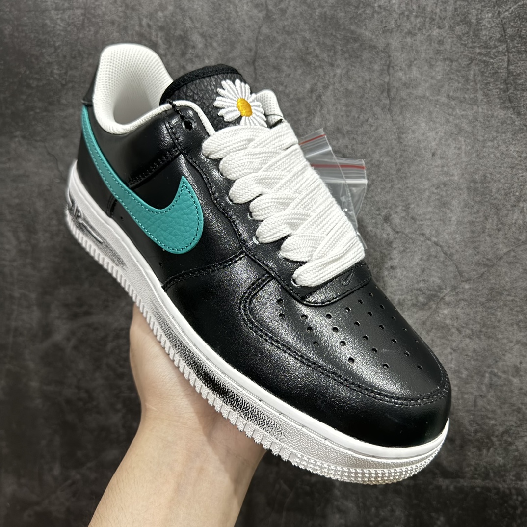 图片[3]-【PK纯原】PEACEMINUSONE x NK AIR FORCE 1\”PARA-NOISE \”权志龙联名空军一号低帮 权志龙小雏菊3.0 货号：AQ3692-004nn市场顶级纯原出货n正确彩喷3D打印图案颜色原厂皮料图案裁片定位正确原盒原配件热风吹 镊子起皮方式 穿久也可自然脱落 正确原盒原标 内置芯片 原装配件 原包装纸 颇有几分前作反转配色的意思，整双鞋以白色为主打，Swoosh、鞋带以及中底涂漆等细节采用黑色点缀，营造出视觉色差。鞋面与前作一样，暗藏刮刮乐设计，刮开后是极具艺术气息的涂鸦元素SIZE：36 36.5 37.5 38 38.5 39 40 40.5 41 42 42.5 43 44 44.5 45 46 47.5 编码：T440470-鞋库