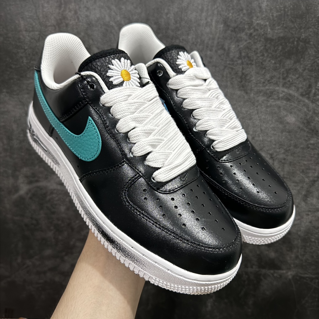 【PK纯原】PEACEMINUSONE x NK AIR FORCE 1\”PARA-NOISE \”权志龙联名空军一号低帮 权志龙小雏菊3.0 货号：AQ3692-004nn市场顶级纯原出货n正确彩喷3D打印图案颜色原厂皮料图案裁片定位正确原盒原配件热风吹 镊子起皮方式 穿久也可自然脱落 正确原盒原标 内置芯片 原装配件 原包装纸 颇有几分前作反转配色的意思，整双鞋以白色为主打，Swoosh、鞋带以及中底涂漆等细节采用黑色点缀，营造出视觉色差。鞋面与前作一样，暗藏刮刮乐设计，刮开后是极具艺术气息的涂鸦元素SIZE：36 36.5 37.5 38 38.5 39 40 40.5 41 42 42.5 43 44 44.5 45 46 47.5 编码：T440470-鞋库