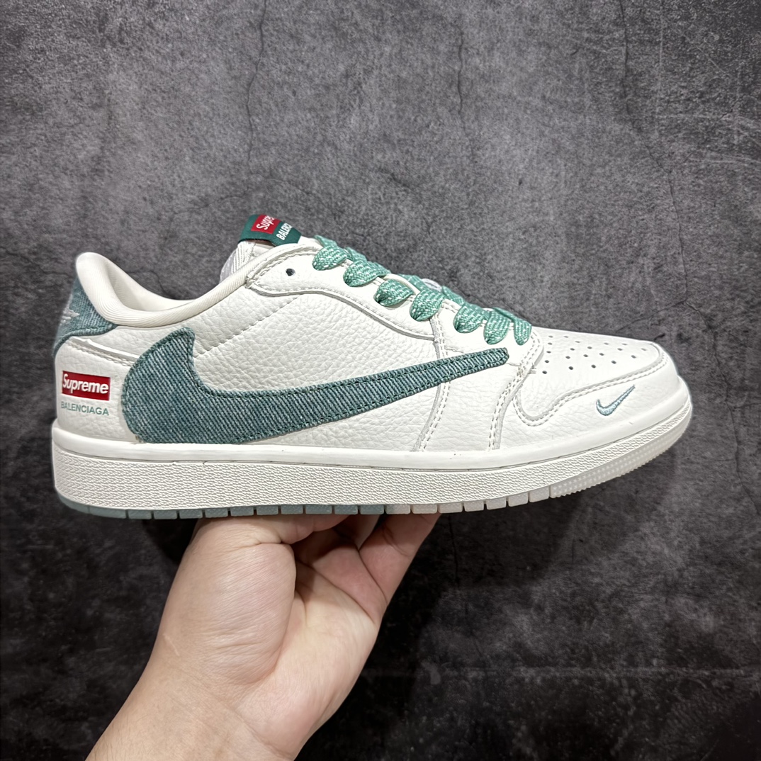 【定制版】Travis Scott x Fragment Design x Air Jordan 1 Low OG SP AJ1 乔1 Supreme联名-绿麻布勾 低帮文化休闲板鞋 JH6088-706rn#多方联名合作融合了Travis Scott 独特的音乐风格，藤原浩个性的设计风格以及Jordan品牌的经典元素 使其成为一双具有独特身份和价值的鞋子 清新而立体的外观加上联名标识更突出了其独特身份 这种配色方案显示出活力和时尚感 在视觉上引人注目  鞋身的质感和细腻的细节处理使其显得高端而格调十足  这款“倒钩”联名是设计与创意完美结合  融合多方的个性风格是一款备受瞩目的潮流鞋款  低帮休闲板鞋 定制鞋盒 大厂纯原品质出货 超高清洁度 皮料切割干净无任何毛边 细节完美 r 尺码：36 36.5 37.5 38 38.5 39 40 40.5 41 42 42.5 43 44 44.5 45 编码：HXS320340-鞋库