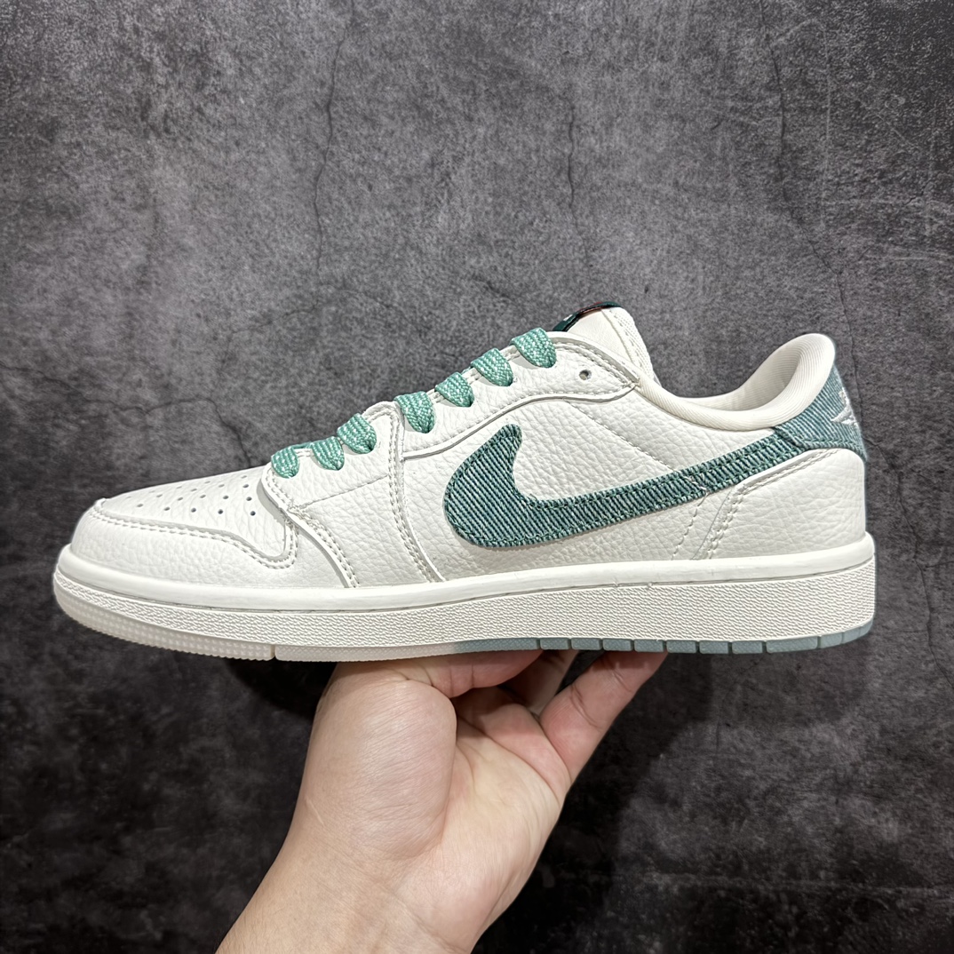 图片[2]-【定制版】Travis Scott x Fragment Design x Air Jordan 1 Low OG SP AJ1 乔1 Supreme联名-绿麻布勾 低帮文化休闲板鞋 JH6088-706rn#多方联名合作融合了Travis Scott 独特的音乐风格，藤原浩个性的设计风格以及Jordan品牌的经典元素 使其成为一双具有独特身份和价值的鞋子 清新而立体的外观加上联名标识更突出了其独特身份 这种配色方案显示出活力和时尚感 在视觉上引人注目  鞋身的质感和细腻的细节处理使其显得高端而格调十足  这款“倒钩”联名是设计与创意完美结合  融合多方的个性风格是一款备受瞩目的潮流鞋款  低帮休闲板鞋 定制鞋盒 大厂纯原品质出货 超高清洁度 皮料切割干净无任何毛边 细节完美 r 尺码：36 36.5 37.5 38 38.5 39 40 40.5 41 42 42.5 43 44 44.5 45 编码：HXS320340-鞋库