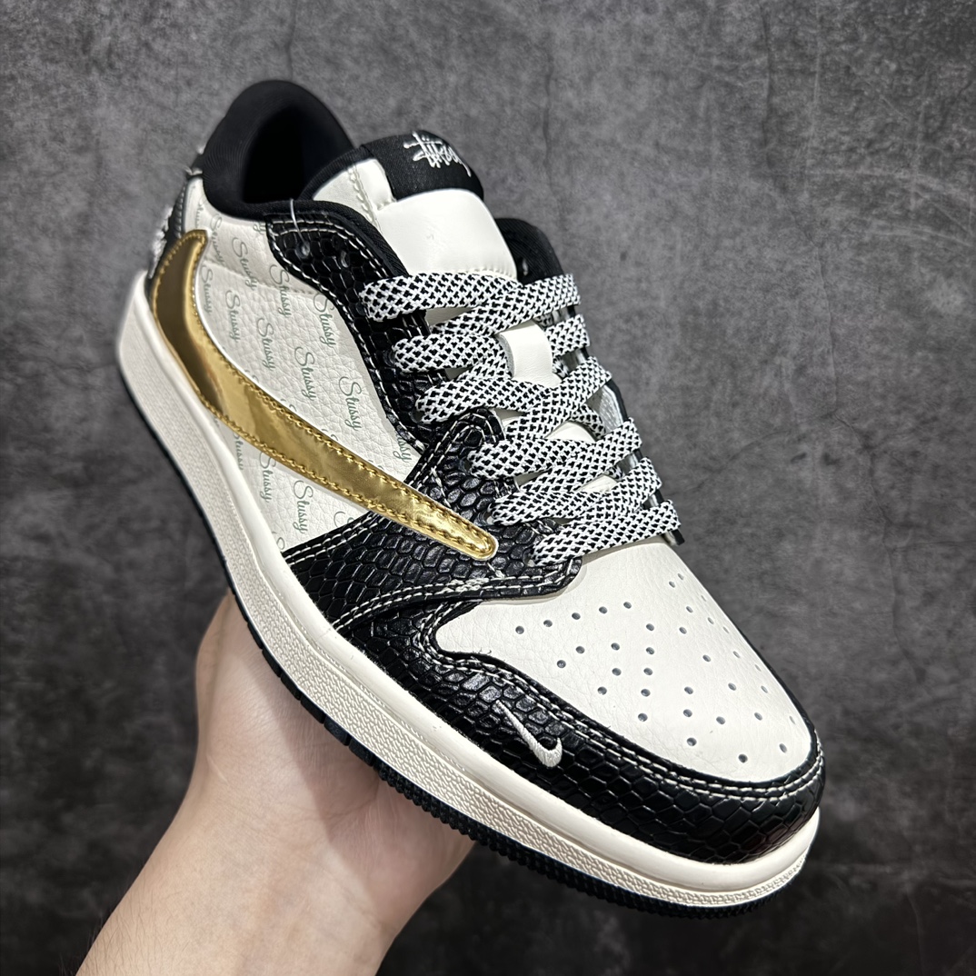 图片[3]-【定制版】Travis Scott x Fragment Design x Air Jordan 1 Low OG SP AJ1 乔1 斯图西联名-龙鳞金勾 低帮文化休闲板鞋 XY2688-112rn#多方联名合作融合了Travis Scott 独特的音乐风格，藤原浩个性的设计风格以及Jordan品牌的经典元素 使其成为一双具有独特身份和价值的鞋子 清新而立体的外观加上联名标识更突出了其独特身份 这种配色方案显示出活力和时尚感 在视觉上引人注目  鞋身的质感和细腻的细节处理使其显得高端而格调十足  这款“倒钩”联名是设计与创意完美结合  融合多方的个性风格是一款备受瞩目的潮流鞋款  低帮休闲板鞋 定制鞋盒 大厂纯原品质出货 超高清洁度 皮料切割干净无任何毛边 细节完美 r 尺码：36 36.5 37.5 38 38.5 39 40 40.5 41 42 42.5 43 44 44.5 45  编码：HXS320340-鞋库