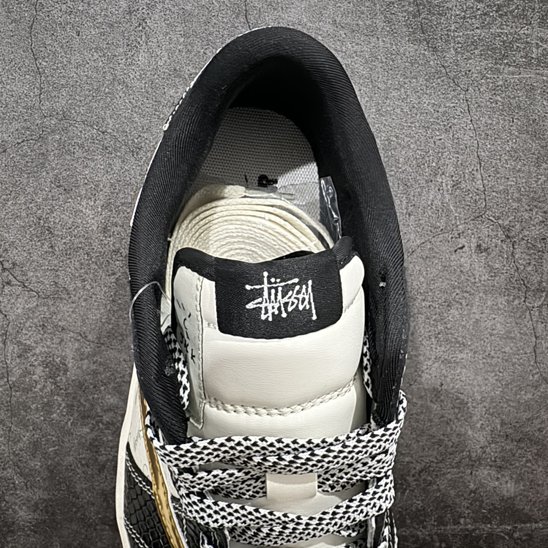 图片[8]-【定制版】Travis Scott x Fragment Design x Air Jordan 1 Low OG SP AJ1 乔1 斯图西联名-龙鳞金勾 低帮文化休闲板鞋 XY2688-112rn#多方联名合作融合了Travis Scott 独特的音乐风格，藤原浩个性的设计风格以及Jordan品牌的经典元素 使其成为一双具有独特身份和价值的鞋子 清新而立体的外观加上联名标识更突出了其独特身份 这种配色方案显示出活力和时尚感 在视觉上引人注目  鞋身的质感和细腻的细节处理使其显得高端而格调十足  这款“倒钩”联名是设计与创意完美结合  融合多方的个性风格是一款备受瞩目的潮流鞋款  低帮休闲板鞋 定制鞋盒 大厂纯原品质出货 超高清洁度 皮料切割干净无任何毛边 细节完美 r 尺码：36 36.5 37.5 38 38.5 39 40 40.5 41 42 42.5 43 44 44.5 45  编码：HXS320340-鞋库