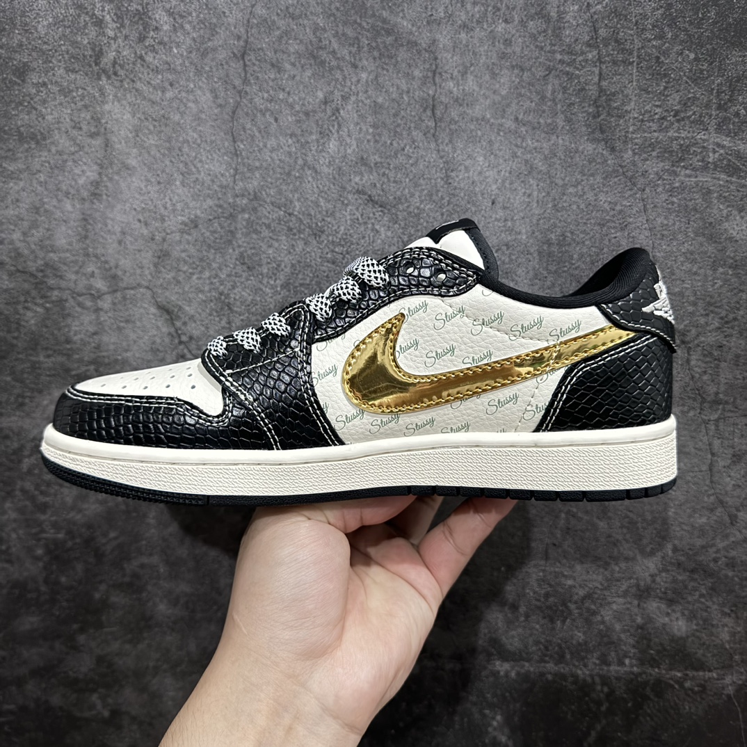 图片[2]-【定制版】Travis Scott x Fragment Design x Air Jordan 1 Low OG SP AJ1 乔1 斯图西联名-龙鳞金勾 低帮文化休闲板鞋 XY2688-112rn#多方联名合作融合了Travis Scott 独特的音乐风格，藤原浩个性的设计风格以及Jordan品牌的经典元素 使其成为一双具有独特身份和价值的鞋子 清新而立体的外观加上联名标识更突出了其独特身份 这种配色方案显示出活力和时尚感 在视觉上引人注目  鞋身的质感和细腻的细节处理使其显得高端而格调十足  这款“倒钩”联名是设计与创意完美结合  融合多方的个性风格是一款备受瞩目的潮流鞋款  低帮休闲板鞋 定制鞋盒 大厂纯原品质出货 超高清洁度 皮料切割干净无任何毛边 细节完美 r 尺码：36 36.5 37.5 38 38.5 39 40 40.5 41 42 42.5 43 44 44.5 45  编码：HXS320340-鞋库