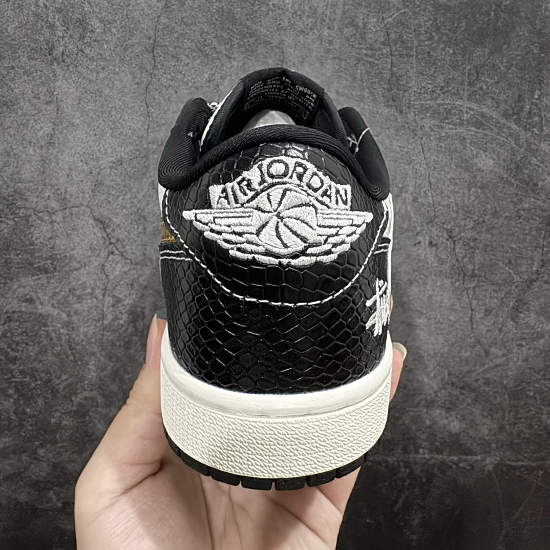 图片[4]-【定制版】Travis Scott x Fragment Design x Air Jordan 1 Low OG SP AJ1 乔1 斯图西联名-龙鳞金勾 低帮文化休闲板鞋 XY2688-112rn#多方联名合作融合了Travis Scott 独特的音乐风格，藤原浩个性的设计风格以及Jordan品牌的经典元素 使其成为一双具有独特身份和价值的鞋子 清新而立体的外观加上联名标识更突出了其独特身份 这种配色方案显示出活力和时尚感 在视觉上引人注目  鞋身的质感和细腻的细节处理使其显得高端而格调十足  这款“倒钩”联名是设计与创意完美结合  融合多方的个性风格是一款备受瞩目的潮流鞋款  低帮休闲板鞋 定制鞋盒 大厂纯原品质出货 超高清洁度 皮料切割干净无任何毛边 细节完美 r 尺码：36 36.5 37.5 38 38.5 39 40 40.5 41 42 42.5 43 44 44.5 45  编码：HXS320340-鞋库