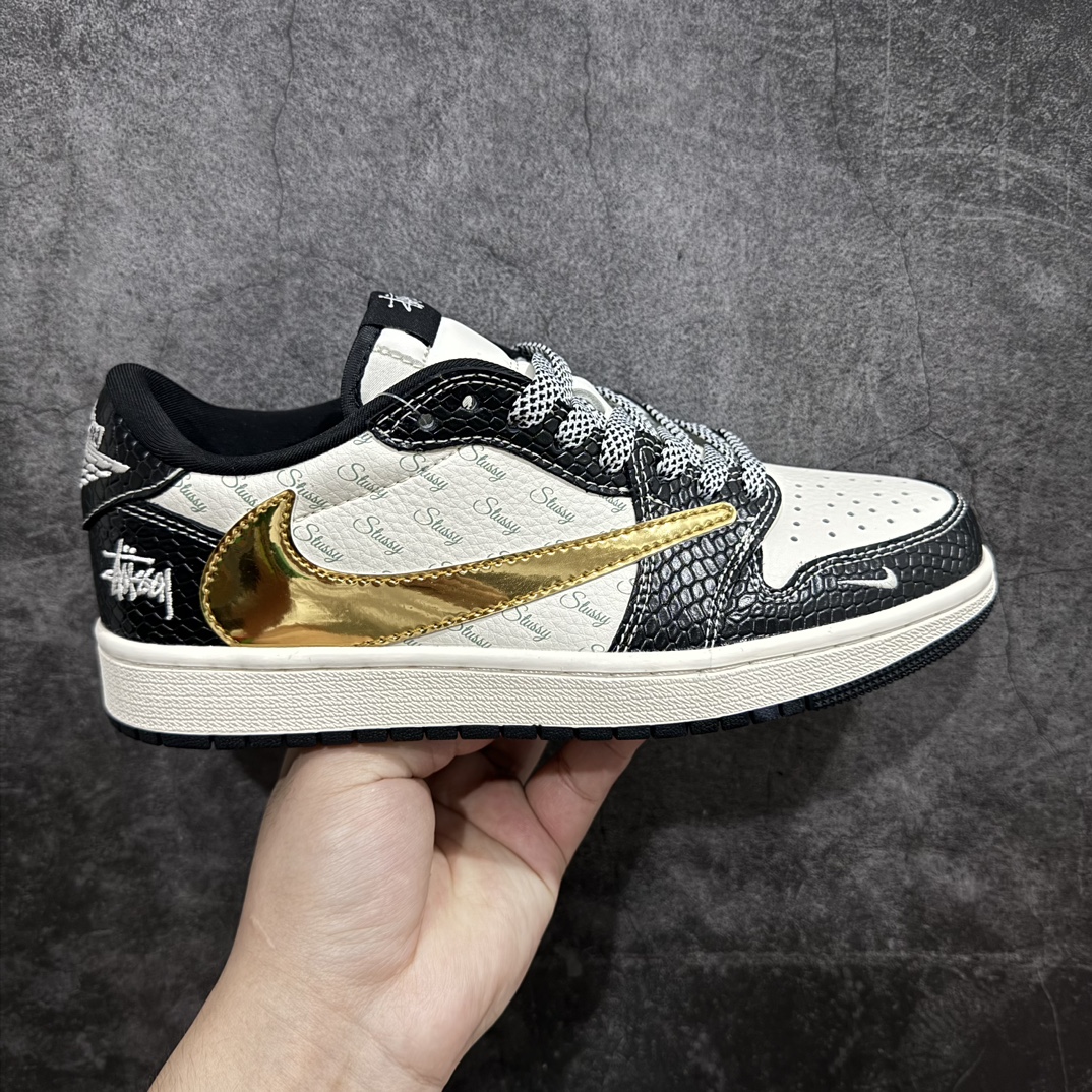 【定制版】Travis Scott x Fragment Design x Air Jordan 1 Low OG SP AJ1 乔1 斯图西联名-龙鳞金勾 低帮文化休闲板鞋 XY2688-112rn#多方联名合作融合了Travis Scott 独特的音乐风格，藤原浩个性的设计风格以及Jordan品牌的经典元素 使其成为一双具有独特身份和价值的鞋子 清新而立体的外观加上联名标识更突出了其独特身份 这种配色方案显示出活力和时尚感 在视觉上引人注目  鞋身的质感和细腻的细节处理使其显得高端而格调十足  这款“倒钩”联名是设计与创意完美结合  融合多方的个性风格是一款备受瞩目的潮流鞋款  低帮休闲板鞋 定制鞋盒 大厂纯原品质出货 超高清洁度 皮料切割干净无任何毛边 细节完美 r 尺码：36 36.5 37.5 38 38.5 39 40 40.5 41 42 42.5 43 44 44.5 45  编码：HXS320340-鞋库