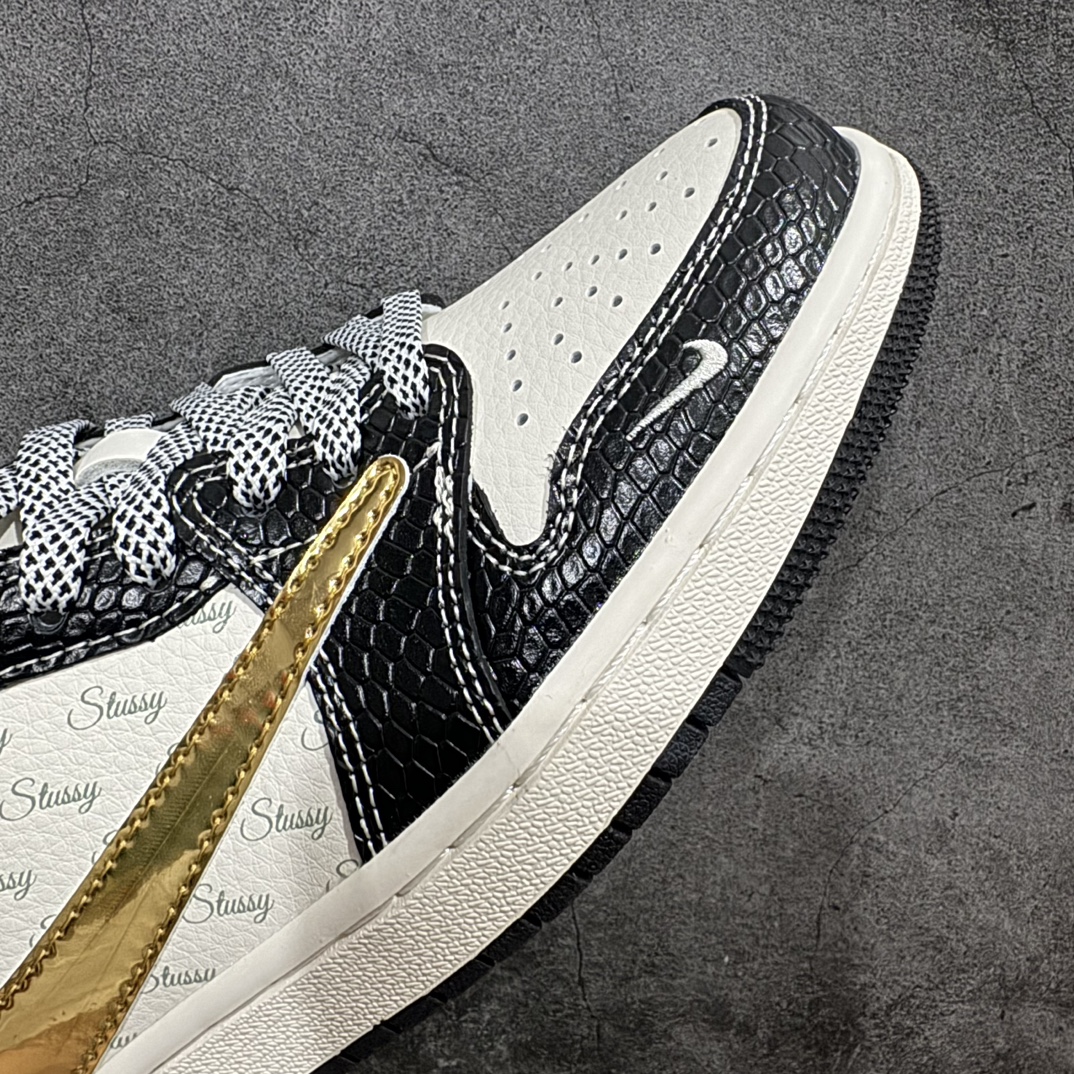 图片[6]-【定制版】Travis Scott x Fragment Design x Air Jordan 1 Low OG SP AJ1 乔1 斯图西联名-龙鳞金勾 低帮文化休闲板鞋 XY2688-112rn#多方联名合作融合了Travis Scott 独特的音乐风格，藤原浩个性的设计风格以及Jordan品牌的经典元素 使其成为一双具有独特身份和价值的鞋子 清新而立体的外观加上联名标识更突出了其独特身份 这种配色方案显示出活力和时尚感 在视觉上引人注目  鞋身的质感和细腻的细节处理使其显得高端而格调十足  这款“倒钩”联名是设计与创意完美结合  融合多方的个性风格是一款备受瞩目的潮流鞋款  低帮休闲板鞋 定制鞋盒 大厂纯原品质出货 超高清洁度 皮料切割干净无任何毛边 细节完美 r 尺码：36 36.5 37.5 38 38.5 39 40 40.5 41 42 42.5 43 44 44.5 45  编码：HXS320340-鞋库