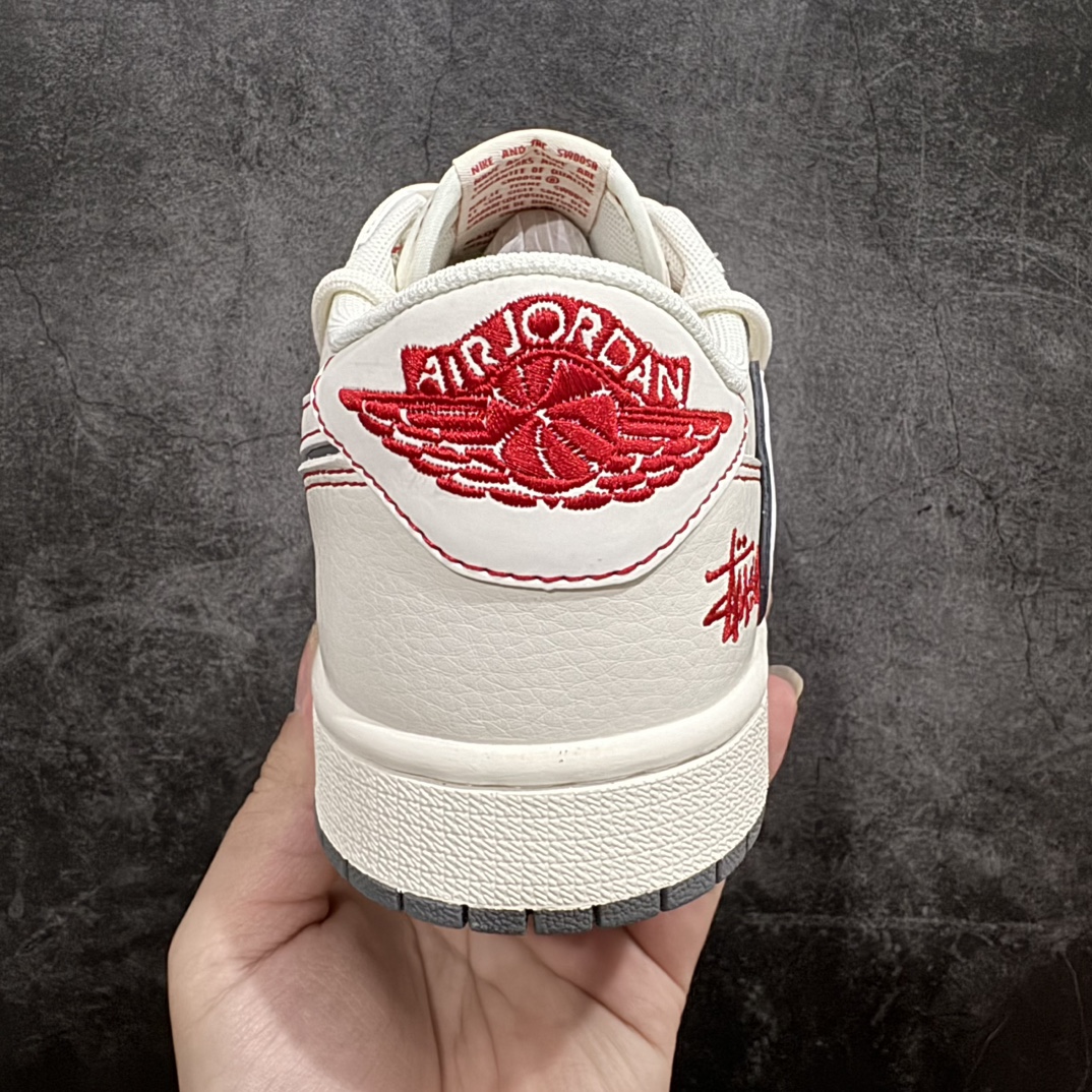 图片[4]-【定制版】Travis Scott x Fragment Design x Air Jordan 1 Low OG SP AJ1 乔1 斯图西联名-红缝线抽绳 低帮文化休闲板鞋 SJ0086-136rn#多方联名合作融合了Travis Scott 独特的音乐风格，藤原浩个性的设计风格以及Jordan品牌的经典元素 使其成为一双具有独特身份和价值的鞋子 清新而立体的外观加上联名标识更突出了其独特身份 这种配色方案显示出活力和时尚感 在视觉上引人注目  鞋身的质感和细腻的细节处理使其显得高端而格调十足  这款“倒钩”联名是设计与创意完美结合  融合多方的个性风格是一款备受瞩目的潮流鞋款  低帮休闲板鞋 定制鞋盒 大厂纯原品质出货 超高清洁度 皮料切割干净无任何毛边 细节完美 r 尺码：36 36.5 37.5 38 38.5 39 40 40.5 41 42 42.5 43 44 44.5 45  编码：HXS320340-鞋库