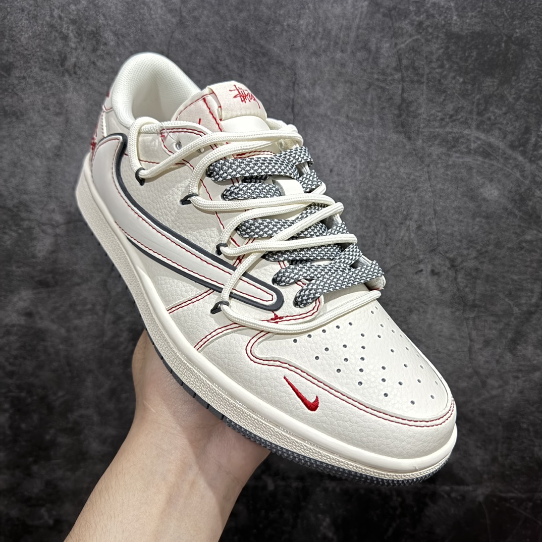 图片[3]-【定制版】Travis Scott x Fragment Design x Air Jordan 1 Low OG SP AJ1 乔1 斯图西联名-红缝线抽绳 低帮文化休闲板鞋 SJ0086-136rn#多方联名合作融合了Travis Scott 独特的音乐风格，藤原浩个性的设计风格以及Jordan品牌的经典元素 使其成为一双具有独特身份和价值的鞋子 清新而立体的外观加上联名标识更突出了其独特身份 这种配色方案显示出活力和时尚感 在视觉上引人注目  鞋身的质感和细腻的细节处理使其显得高端而格调十足  这款“倒钩”联名是设计与创意完美结合  融合多方的个性风格是一款备受瞩目的潮流鞋款  低帮休闲板鞋 定制鞋盒 大厂纯原品质出货 超高清洁度 皮料切割干净无任何毛边 细节完美 r 尺码：36 36.5 37.5 38 38.5 39 40 40.5 41 42 42.5 43 44 44.5 45  编码：HXS320340-鞋库