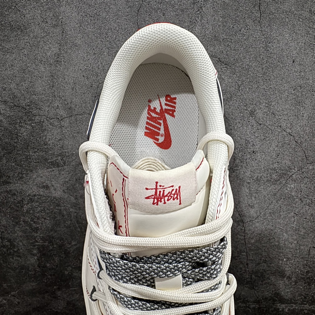 图片[8]-【定制版】Travis Scott x Fragment Design x Air Jordan 1 Low OG SP AJ1 乔1 斯图西联名-红缝线抽绳 低帮文化休闲板鞋 SJ0086-136rn#多方联名合作融合了Travis Scott 独特的音乐风格，藤原浩个性的设计风格以及Jordan品牌的经典元素 使其成为一双具有独特身份和价值的鞋子 清新而立体的外观加上联名标识更突出了其独特身份 这种配色方案显示出活力和时尚感 在视觉上引人注目  鞋身的质感和细腻的细节处理使其显得高端而格调十足  这款“倒钩”联名是设计与创意完美结合  融合多方的个性风格是一款备受瞩目的潮流鞋款  低帮休闲板鞋 定制鞋盒 大厂纯原品质出货 超高清洁度 皮料切割干净无任何毛边 细节完美 r 尺码：36 36.5 37.5 38 38.5 39 40 40.5 41 42 42.5 43 44 44.5 45  编码：HXS320340-鞋库