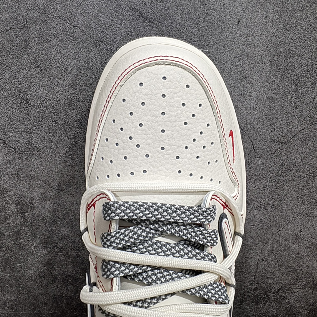 图片[5]-【定制版】Travis Scott x Fragment Design x Air Jordan 1 Low OG SP AJ1 乔1 斯图西联名-红缝线抽绳 低帮文化休闲板鞋 SJ0086-136rn#多方联名合作融合了Travis Scott 独特的音乐风格，藤原浩个性的设计风格以及Jordan品牌的经典元素 使其成为一双具有独特身份和价值的鞋子 清新而立体的外观加上联名标识更突出了其独特身份 这种配色方案显示出活力和时尚感 在视觉上引人注目  鞋身的质感和细腻的细节处理使其显得高端而格调十足  这款“倒钩”联名是设计与创意完美结合  融合多方的个性风格是一款备受瞩目的潮流鞋款  低帮休闲板鞋 定制鞋盒 大厂纯原品质出货 超高清洁度 皮料切割干净无任何毛边 细节完美 r 尺码：36 36.5 37.5 38 38.5 39 40 40.5 41 42 42.5 43 44 44.5 45  编码：HXS320340-鞋库