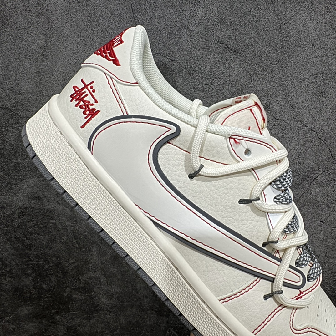 图片[7]-【定制版】Travis Scott x Fragment Design x Air Jordan 1 Low OG SP AJ1 乔1 斯图西联名-红缝线抽绳 低帮文化休闲板鞋 SJ0086-136rn#多方联名合作融合了Travis Scott 独特的音乐风格，藤原浩个性的设计风格以及Jordan品牌的经典元素 使其成为一双具有独特身份和价值的鞋子 清新而立体的外观加上联名标识更突出了其独特身份 这种配色方案显示出活力和时尚感 在视觉上引人注目  鞋身的质感和细腻的细节处理使其显得高端而格调十足  这款“倒钩”联名是设计与创意完美结合  融合多方的个性风格是一款备受瞩目的潮流鞋款  低帮休闲板鞋 定制鞋盒 大厂纯原品质出货 超高清洁度 皮料切割干净无任何毛边 细节完美 r 尺码：36 36.5 37.5 38 38.5 39 40 40.5 41 42 42.5 43 44 44.5 45  编码：HXS320340-鞋库