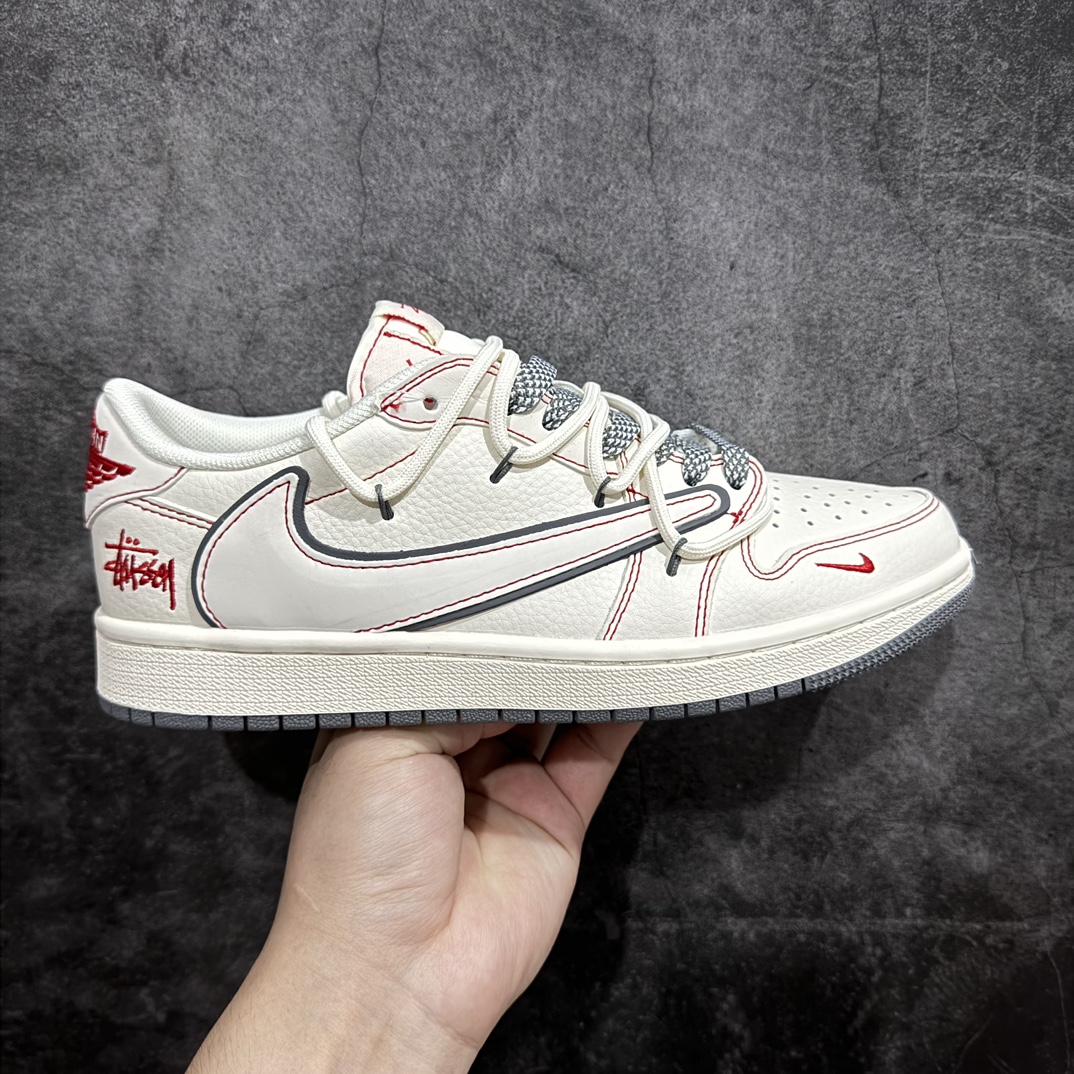 【定制版】Travis Scott x Fragment Design x Air Jordan 1 Low OG SP AJ1 乔1 斯图西联名-红缝线抽绳 低帮文化休闲板鞋 SJ0086-136rn#多方联名合作融合了Travis Scott 独特的音乐风格，藤原浩个性的设计风格以及Jordan品牌的经典元素 使其成为一双具有独特身份和价值的鞋子 清新而立体的外观加上联名标识更突出了其独特身份 这种配色方案显示出活力和时尚感 在视觉上引人注目  鞋身的质感和细腻的细节处理使其显得高端而格调十足  这款“倒钩”联名是设计与创意完美结合  融合多方的个性风格是一款备受瞩目的潮流鞋款  低帮休闲板鞋 定制鞋盒 大厂纯原品质出货 超高清洁度 皮料切割干净无任何毛边 细节完美 r 尺码：36 36.5 37.5 38 38.5 39 40 40.5 41 42 42.5 43 44 44.5 45  编码：HXS320340-鞋库