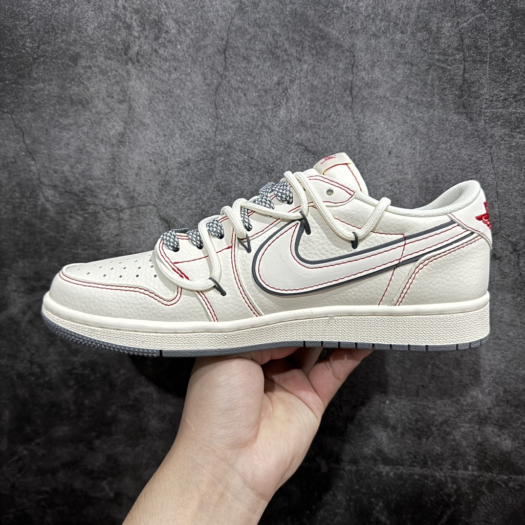 图片[2]-【定制版】Travis Scott x Fragment Design x Air Jordan 1 Low OG SP AJ1 乔1 斯图西联名-红缝线抽绳 低帮文化休闲板鞋 SJ0086-136rn#多方联名合作融合了Travis Scott 独特的音乐风格，藤原浩个性的设计风格以及Jordan品牌的经典元素 使其成为一双具有独特身份和价值的鞋子 清新而立体的外观加上联名标识更突出了其独特身份 这种配色方案显示出活力和时尚感 在视觉上引人注目  鞋身的质感和细腻的细节处理使其显得高端而格调十足  这款“倒钩”联名是设计与创意完美结合  融合多方的个性风格是一款备受瞩目的潮流鞋款  低帮休闲板鞋 定制鞋盒 大厂纯原品质出货 超高清洁度 皮料切割干净无任何毛边 细节完美 r 尺码：36 36.5 37.5 38 38.5 39 40 40.5 41 42 42.5 43 44 44.5 45  编码：HXS320340-鞋库