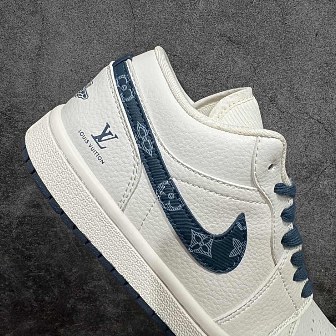 图片[7]-【定制版】NK Air Jordan 1 Low AJ1 乔1 LV联名-米白蓝勾 高端定制低帮文化休闲板鞋 WG8850-005 #定制鞋盒 大厂纯原品质出货 超高清洁度 皮料切割干净无任何毛边 细节完美  尺码：36 36.5 37.5 38 38.5 39 40 40.5 41 42 42.5 43 44 44.5 45 编码：HXS260280-鞋库