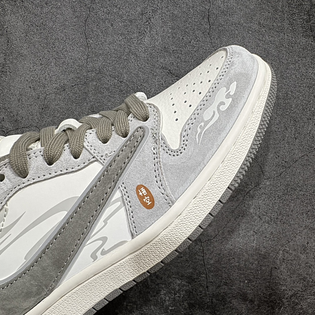 图片[6]-【定制版】Travis Scott x Fragment Design x Air Jordan 1 Low OG SP AJ1 乔1 黑神话悟空 低帮文化休闲板鞋 DM6688-610rn#多方联名合作融合了Travis Scott 独特的音乐风格，藤原浩个性的设计风格以及Jordan品牌的经典元素 使其成为一双具有独特身份和价值的鞋子 清新而立体的外观加上联名标识更突出了其独特身份 这种配色方案显示出活力和时尚感 在视觉上引人注目  鞋身的质感和细腻的细节处理使其显得高端而格调十足  这款“倒钩”联名是设计与创意完美结合  融合多方的个性风格是一款备受瞩目的潮流鞋款  低帮休闲板鞋 定制鞋盒 大厂纯原品质出货 超高清洁度 皮料切割干净无任何毛边 细节完美 r 尺码：36 36.5 37.5 38 38.5 39 40 40.5 41 42 42.5 43 44 44.5 45 编码：HXS340360-鞋库