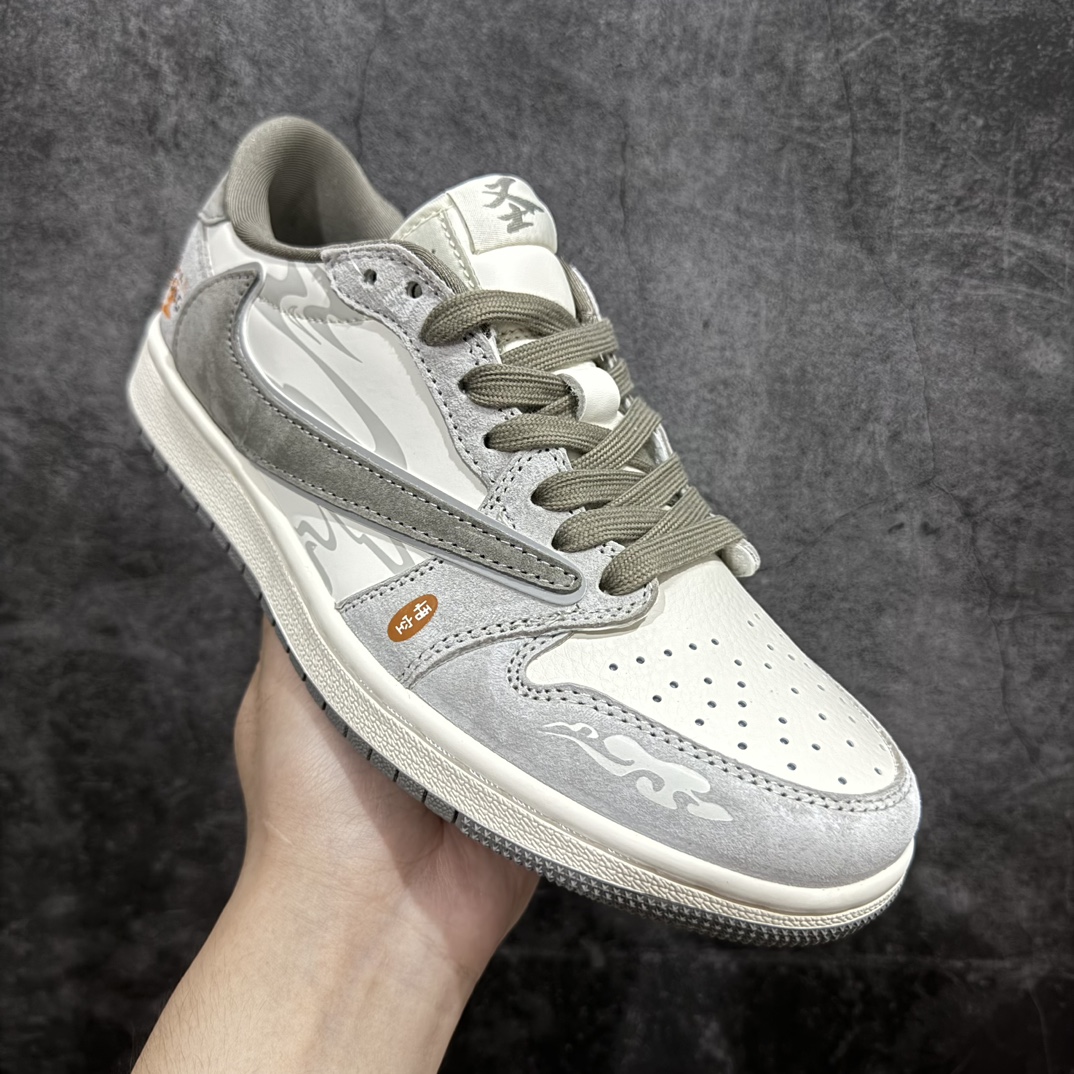 图片[3]-【定制版】Travis Scott x Fragment Design x Air Jordan 1 Low OG SP AJ1 乔1 黑神话悟空 低帮文化休闲板鞋 DM6688-610rn#多方联名合作融合了Travis Scott 独特的音乐风格，藤原浩个性的设计风格以及Jordan品牌的经典元素 使其成为一双具有独特身份和价值的鞋子 清新而立体的外观加上联名标识更突出了其独特身份 这种配色方案显示出活力和时尚感 在视觉上引人注目  鞋身的质感和细腻的细节处理使其显得高端而格调十足  这款“倒钩”联名是设计与创意完美结合  融合多方的个性风格是一款备受瞩目的潮流鞋款  低帮休闲板鞋 定制鞋盒 大厂纯原品质出货 超高清洁度 皮料切割干净无任何毛边 细节完美 r 尺码：36 36.5 37.5 38 38.5 39 40 40.5 41 42 42.5 43 44 44.5 45 编码：HXS340360-鞋库