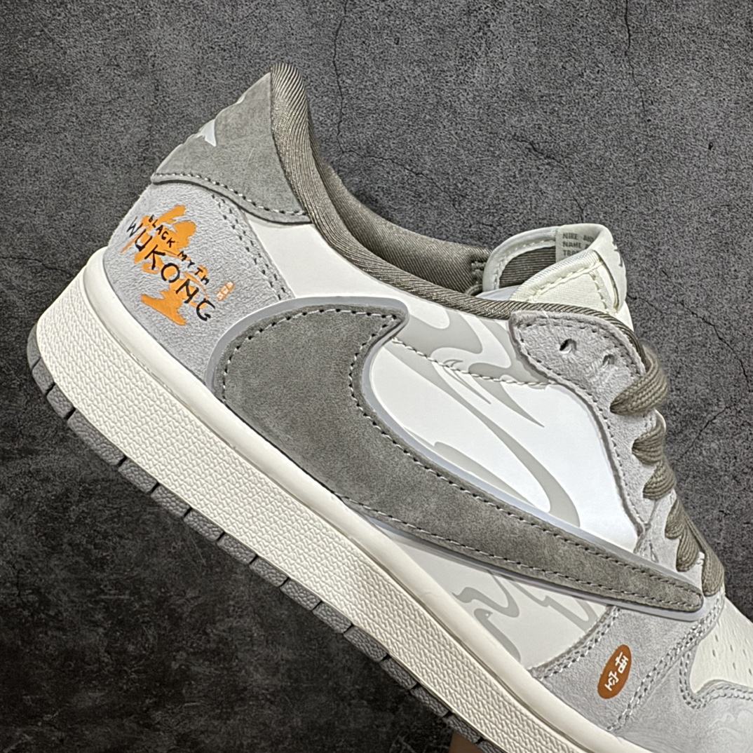 图片[7]-【定制版】Travis Scott x Fragment Design x Air Jordan 1 Low OG SP AJ1 乔1 黑神话悟空 低帮文化休闲板鞋 DM6688-610rn#多方联名合作融合了Travis Scott 独特的音乐风格，藤原浩个性的设计风格以及Jordan品牌的经典元素 使其成为一双具有独特身份和价值的鞋子 清新而立体的外观加上联名标识更突出了其独特身份 这种配色方案显示出活力和时尚感 在视觉上引人注目  鞋身的质感和细腻的细节处理使其显得高端而格调十足  这款“倒钩”联名是设计与创意完美结合  融合多方的个性风格是一款备受瞩目的潮流鞋款  低帮休闲板鞋 定制鞋盒 大厂纯原品质出货 超高清洁度 皮料切割干净无任何毛边 细节完美 r 尺码：36 36.5 37.5 38 38.5 39 40 40.5 41 42 42.5 43 44 44.5 45 编码：HXS340360-鞋库