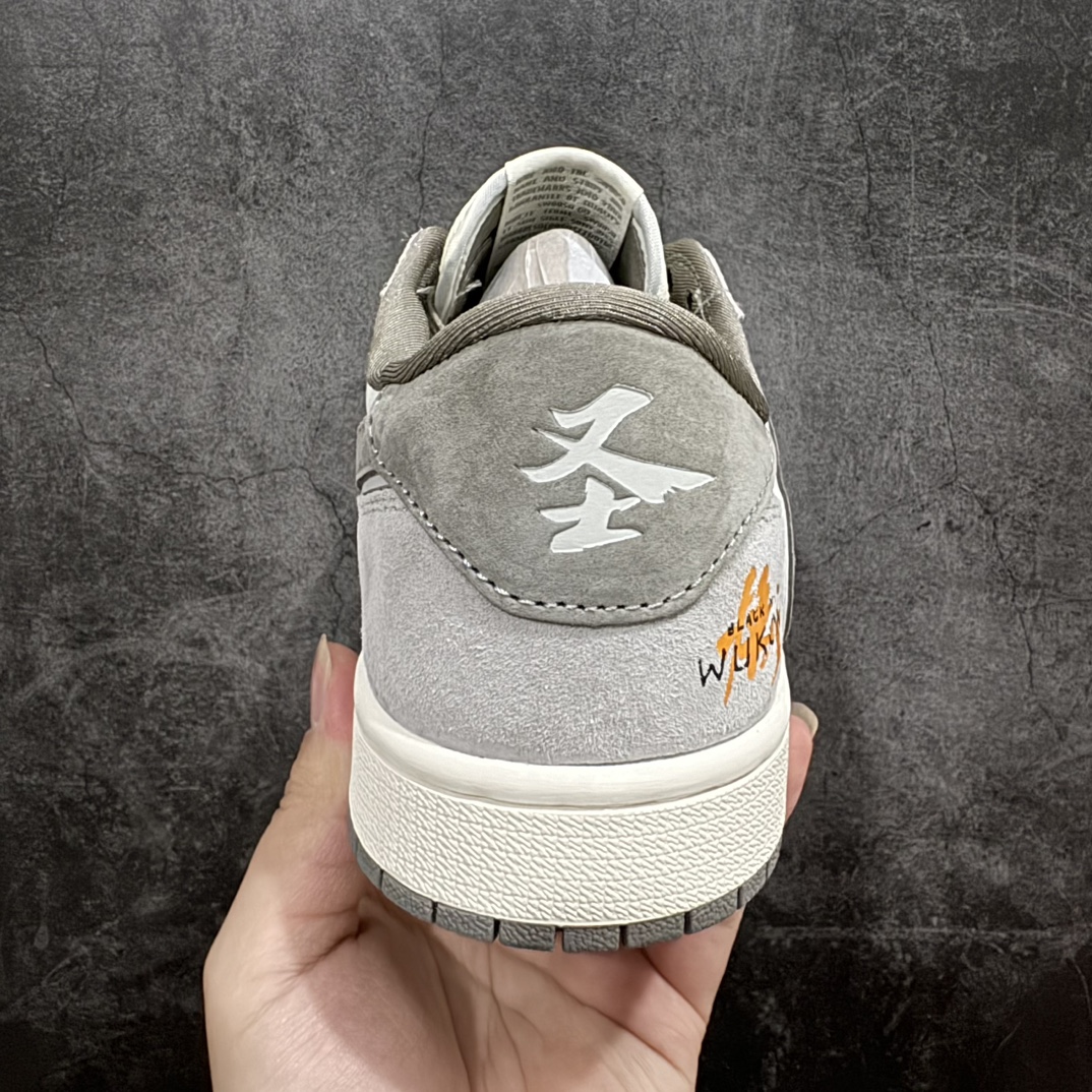 图片[4]-【定制版】Travis Scott x Fragment Design x Air Jordan 1 Low OG SP AJ1 乔1 黑神话悟空 低帮文化休闲板鞋 DM6688-610rn#多方联名合作融合了Travis Scott 独特的音乐风格，藤原浩个性的设计风格以及Jordan品牌的经典元素 使其成为一双具有独特身份和价值的鞋子 清新而立体的外观加上联名标识更突出了其独特身份 这种配色方案显示出活力和时尚感 在视觉上引人注目  鞋身的质感和细腻的细节处理使其显得高端而格调十足  这款“倒钩”联名是设计与创意完美结合  融合多方的个性风格是一款备受瞩目的潮流鞋款  低帮休闲板鞋 定制鞋盒 大厂纯原品质出货 超高清洁度 皮料切割干净无任何毛边 细节完美 r 尺码：36 36.5 37.5 38 38.5 39 40 40.5 41 42 42.5 43 44 44.5 45 编码：HXS340360-鞋库