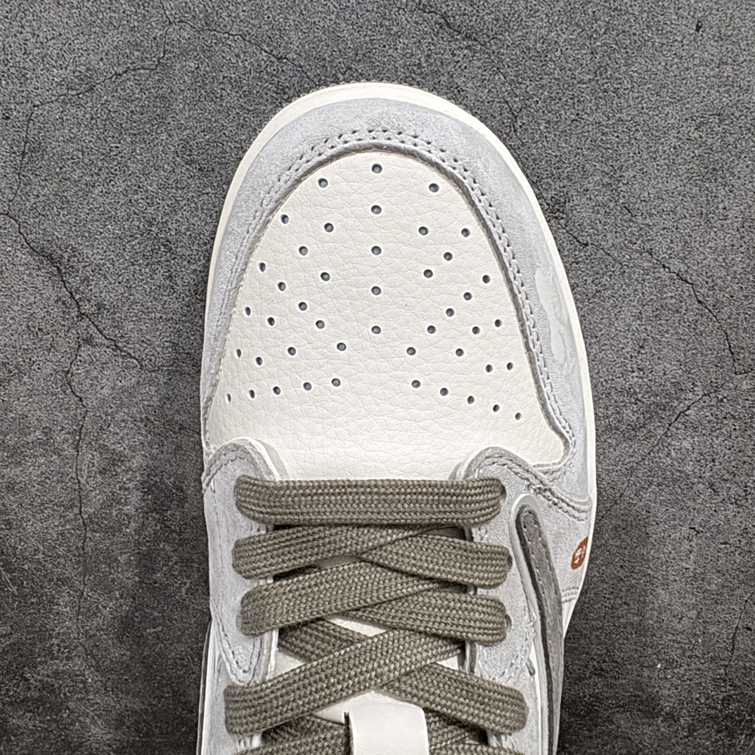 图片[5]-【定制版】Travis Scott x Fragment Design x Air Jordan 1 Low OG SP AJ1 乔1 黑神话悟空 低帮文化休闲板鞋 DM6688-610rn#多方联名合作融合了Travis Scott 独特的音乐风格，藤原浩个性的设计风格以及Jordan品牌的经典元素 使其成为一双具有独特身份和价值的鞋子 清新而立体的外观加上联名标识更突出了其独特身份 这种配色方案显示出活力和时尚感 在视觉上引人注目  鞋身的质感和细腻的细节处理使其显得高端而格调十足  这款“倒钩”联名是设计与创意完美结合  融合多方的个性风格是一款备受瞩目的潮流鞋款  低帮休闲板鞋 定制鞋盒 大厂纯原品质出货 超高清洁度 皮料切割干净无任何毛边 细节完美 r 尺码：36 36.5 37.5 38 38.5 39 40 40.5 41 42 42.5 43 44 44.5 45 编码：HXS340360-鞋库