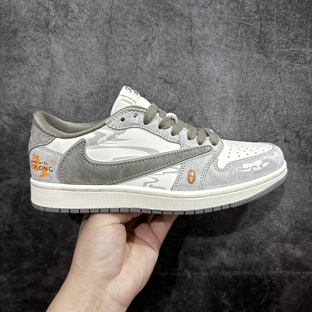 【定制版】Travis Scott x Fragment Design x Air Jordan 1 Low OG SP AJ1 乔1 黑神话悟空 低帮文化休闲板鞋 DM6688-610rn#多方联名合作融合了Travis Scott 独特的音乐风格，藤原浩个性的设计风格以及Jordan品牌的经典元素 使其成为一双具有独特身份和价值的鞋子 清新而立体的外观加上联名标识更突出了其独特身份 这种配色方案显示出活力和时尚感 在视觉上引人注目  鞋身的质感和细腻的细节处理使其显得高端而格调十足  这款“倒钩”联名是设计与创意完美结合  融合多方的个性风格是一款备受瞩目的潮流鞋款  低帮休闲板鞋 定制鞋盒 大厂纯原品质出货 超高清洁度 皮料切割干净无任何毛边 细节完美 r 尺码：36 36.5 37.5 38 38.5 39 40 40.5 41 42 42.5 43 44 44.5 45 编码：HXS340360-鞋库