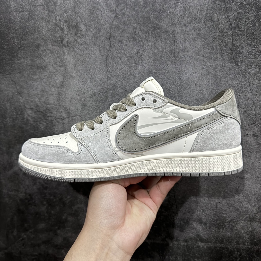 图片[2]-【定制版】Travis Scott x Fragment Design x Air Jordan 1 Low OG SP AJ1 乔1 黑神话悟空 低帮文化休闲板鞋 DM6688-610rn#多方联名合作融合了Travis Scott 独特的音乐风格，藤原浩个性的设计风格以及Jordan品牌的经典元素 使其成为一双具有独特身份和价值的鞋子 清新而立体的外观加上联名标识更突出了其独特身份 这种配色方案显示出活力和时尚感 在视觉上引人注目  鞋身的质感和细腻的细节处理使其显得高端而格调十足  这款“倒钩”联名是设计与创意完美结合  融合多方的个性风格是一款备受瞩目的潮流鞋款  低帮休闲板鞋 定制鞋盒 大厂纯原品质出货 超高清洁度 皮料切割干净无任何毛边 细节完美 r 尺码：36 36.5 37.5 38 38.5 39 40 40.5 41 42 42.5 43 44 44.5 45 编码：HXS340360-鞋库