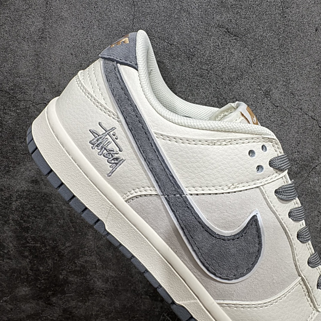 图片[7]-【定制版】Nk SB Dunk Low 斯图西联名-米白灰猪八勾 周年高端定制 低帮休闲板鞋 XX2025-888rn#定制鞋盒 大厂纯原品质出货 超高清洁度 皮料切割干净无任何毛边 细节完美 r 尺码：36 36.5 37.5 38 38.5 39 40 40.5 41 42 42.5 43 44 44.5 45  编码：HXS320340-鞋库