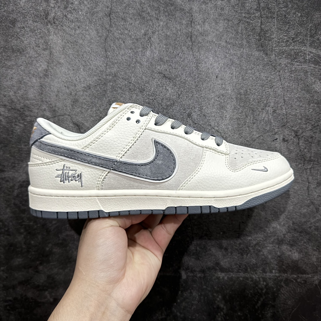 【定制版】Nk SB Dunk Low 斯图西联名-米白灰猪八勾 周年高端定制 低帮休闲板鞋 XX2025-888rn#定制鞋盒 大厂纯原品质出货 超高清洁度 皮料切割干净无任何毛边 细节完美 r 尺码：36 36.5 37.5 38 38.5 39 40 40.5 41 42 42.5 43 44 44.5 45  编码：HXS320340-鞋库