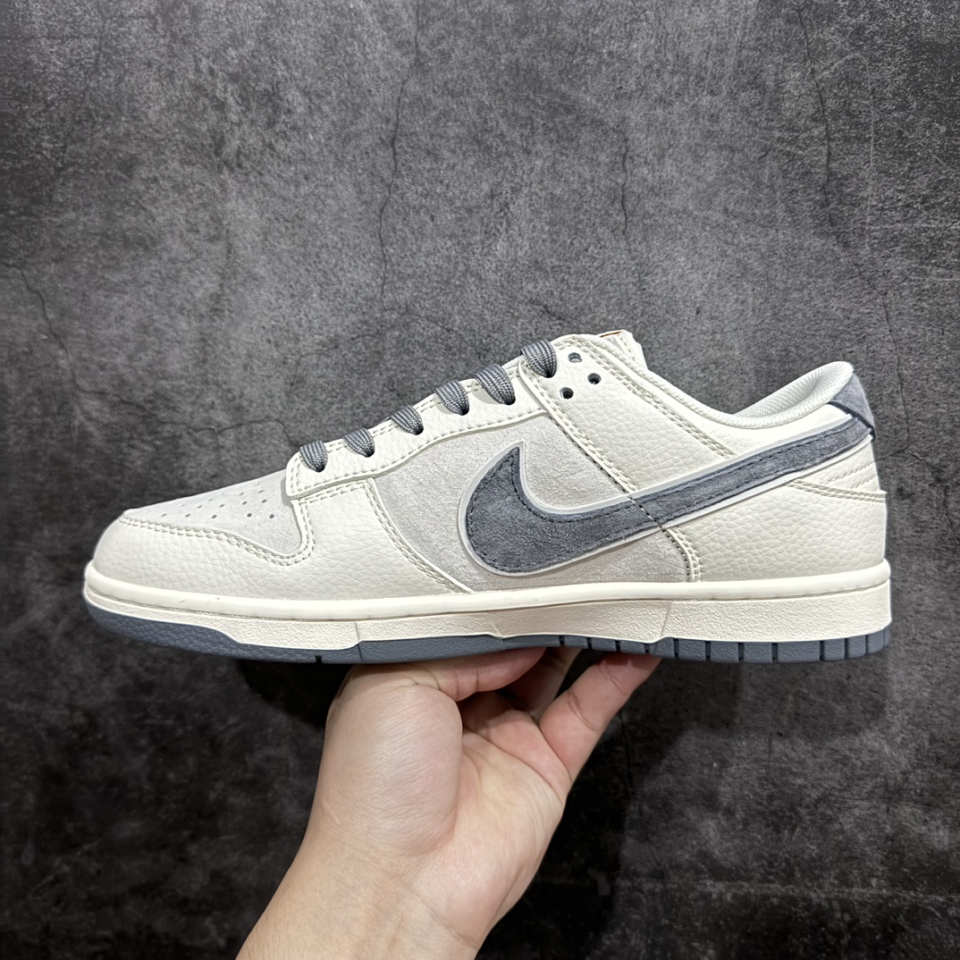 图片[2]-【定制版】Nk SB Dunk Low 斯图西联名-米白灰猪八勾 周年高端定制 低帮休闲板鞋 XX2025-888rn#定制鞋盒 大厂纯原品质出货 超高清洁度 皮料切割干净无任何毛边 细节完美 r 尺码：36 36.5 37.5 38 38.5 39 40 40.5 41 42 42.5 43 44 44.5 45  编码：HXS320340-鞋库