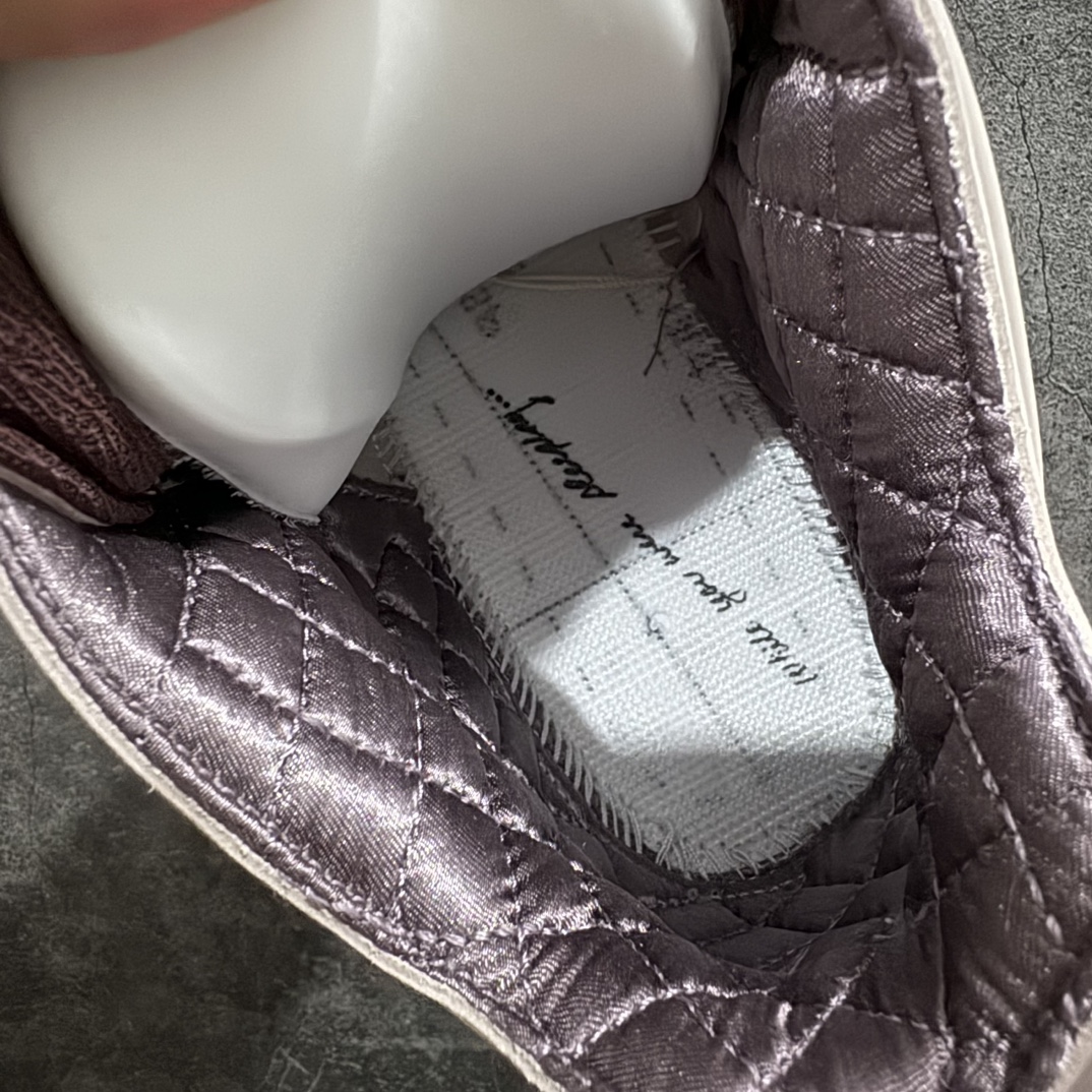 图片[9]-【GX美版绿x】A Ma Maniére x Air Jordan AJ4 Retro SP\”Violet Ore\” AMM联名淡粉GX纯原生产线出品n#全套原纸板楦头开发 原厂特供皮料加持 确保原汁原味 完美呈现四代版型#一比一鞋头弧度高度鞋身弧度 数据细节工艺流程均保持原鞋一致#原厂TPU网格鞋带扣 正确内里网布 菱角分明不变形无多余毛边 柔软性质感一致于原鞋#市场唯一原厂鞋扣模具 背面可见隐藏注塑口#原厂织唛标 原厂飞人电绣工艺 尾指中部跳三针 货号 FZ4810-200 尺码：40 40.5 41 42 42.5 43 44 44.5 45 46 47.5 48.5 编码：SL580600-鞋库