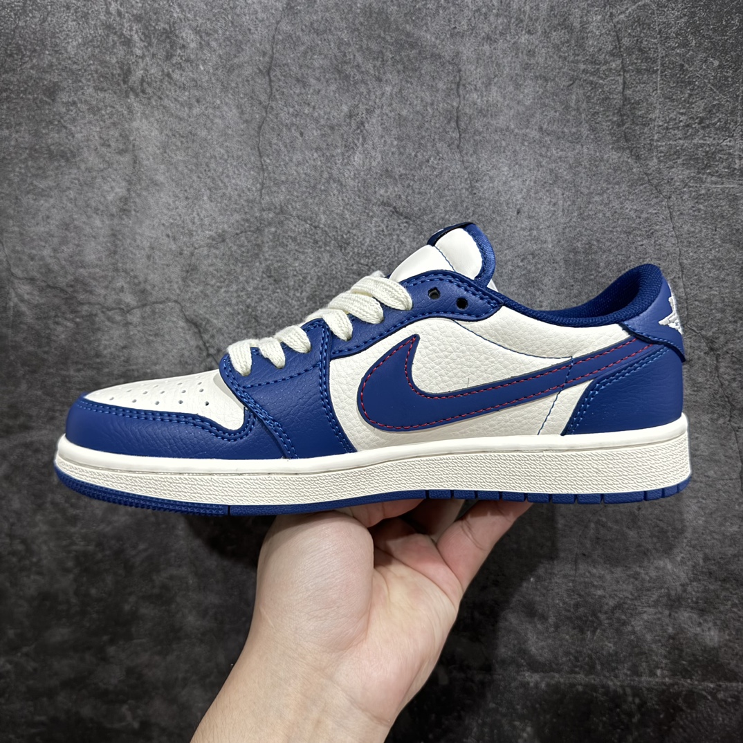 图片[2]-【定制版】Travis Scott x Nike Air Jordan 1 Low x Champion 米蓝nAir Jordan 1 Low 反转米蓝倒钩 纯原版本n全鞋采用原装头层皮，用料扎实 精雕细琢n鞋型极致还原 飞翼3D打印改良 深度立体四线中底拉帮皮料选材 钢印 背胶一应俱全 全新批次 原装原模大底全鞋原厂定制皮料，手感细腻正确折边工艺 完美细节诠释 官方货号：QY1188 118 Size：36 36.5 37.5 38 38.5 39 40 40.5 41 42 42.5 43 44 44.5 45 编码：CC280300-鞋库