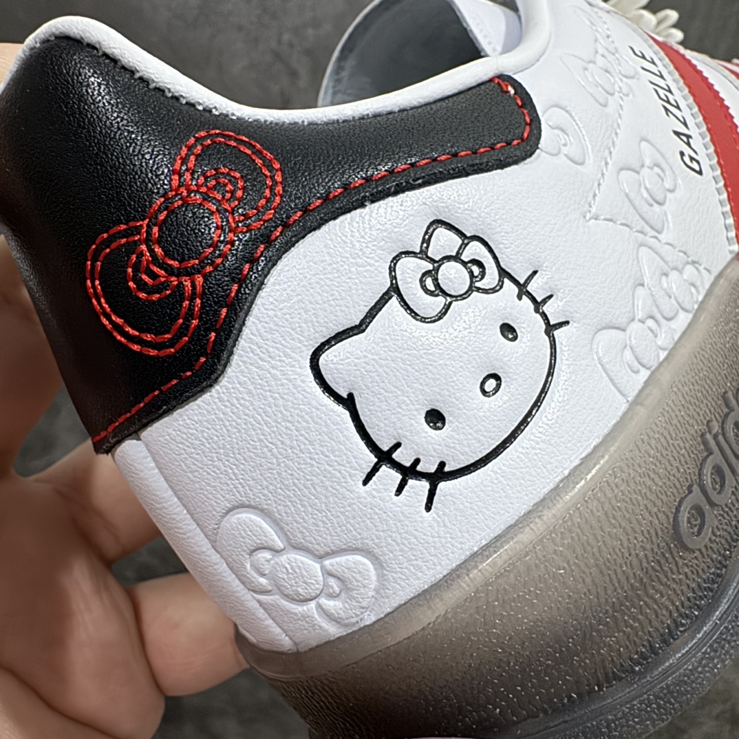 图片[2]-【Top纯原】Hello Kitty x AD Original Gazelle Indoor Trainers 瞪羚室内鞋系列低帮复古百搭休闲运动德训风板鞋 II0013n高端零售特供批次 原厂定制长毛翻毛皮组合环保纤维革鞋面材质 内置环保海玻璃鞋垫 外置RB橡胶大底 产品品控稳定性领先行业 原厂全套原楦原纸板冲刀磨具开发 原厂皮料加持 原厂港宝加持定型后跟R度完美 将复古进行到底 简约流畅 三十年不变经典 这款Gazelle运动鞋 无论面料、配色、质感或设计 都只在重现其1991年原款的经典 皮革鞋面 撞色三条纹和鞋跟标的设计 力求呈现90年代的经典复古风潮 Samba火热的同时 也带动了其它的复古鞋型 Gazelle便是其中一只 Gazelle Indoor拥有包边更宽的T字型鞋头 更好的保护运动员的前掌 浓浓的复古氛围感 非常适合现在流行的Cleanfit风格 SIZE：36 36.5 37.5 38 38.5 39 40 40.5 41 42 42.5 43 44 44.5 45 46 编码：X10250270-鞋库