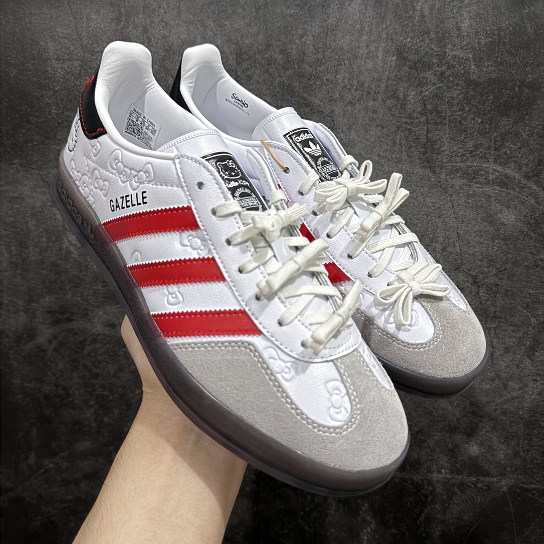 【Top纯原】Hello Kitty x AD Original Gazelle Indoor Trainers 瞪羚室内鞋系列低帮复古百搭休闲运动德训风板鞋 II0013n高端零售特供批次 原厂定制长毛翻毛皮组合环保纤维革鞋面材质 内置环保海玻璃鞋垫 外置RB橡胶大底 产品品控稳定性领先行业 原厂全套原楦原纸板冲刀磨具开发 原厂皮料加持 原厂港宝加持定型后跟R度完美 将复古进行到底 简约流畅 三十年不变经典 这款Gazelle运动鞋 无论面料、配色、质感或设计 都只在重现其1991年原款的经典 皮革鞋面 撞色三条纹和鞋跟标的设计 力求呈现90年代的经典复古风潮 Samba火热的同时 也带动了其它的复古鞋型 Gazelle便是其中一只 Gazelle Indoor拥有包边更宽的T字型鞋头 更好的保护运动员的前掌 浓浓的复古氛围感 非常适合现在流行的Cleanfit风格 SIZE：36 36.5 37.5 38 38.5 39 40 40.5 41 42 42.5 43 44 44.5 45 46 编码：X10250270-鞋库