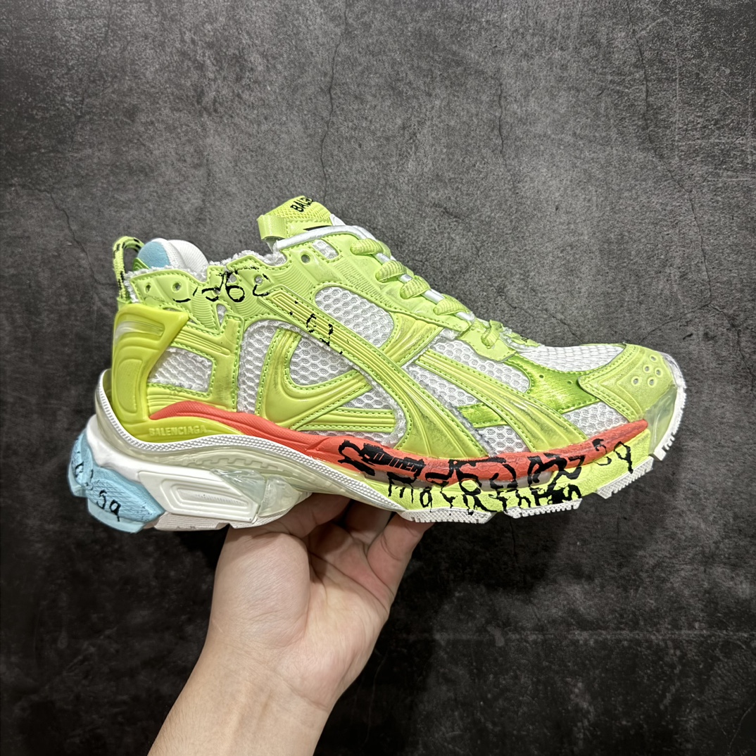 【纯原VG版本】Balenciaga Runner 巴黎世家7代 破坏风 手工做旧款复古老爹鞋n全新外贸版本  核心配合工厂优势供应该款是通过溢胶 做旧 缝线等细节 展示了设计师 Demna的运动鞋风格 传递复古感 后侧板 翘起的鞋头 展示了 Demna 在结构上的未来构想  尺码：35 36 37 38 39 40 41 42 43 44 45 46 编码：DF490520-鞋库