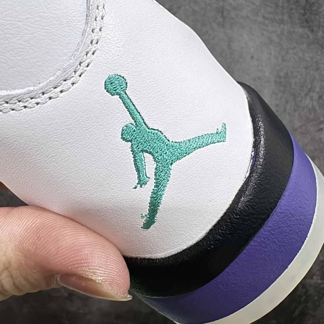 图片[2]-【外贸纯原】Air Jordan 5 Retro \”Grape\” 高帮 白紫葡萄 AJ5 乔丹5代 aj5 乔5 高邦 白紫葡萄 乔丹篮球鞋系列 整体以白紫色为配色方案，采用白色皮革覆盖，鞋身侧面的透气网格则使用透明水晶呈现，标志性的鲨鱼锯齿元素则采用绿色点缀，鞋舌部分标志性的3M反光设计改成紫色织物，并且带有绿色Jumpman Logo点缀；中底可视化透明气垫，后跟Jumpman Logo绿色刺绣点缀，与鞋舌相呼应。鞋底使用紫色中底搭配半透明水晶大底呈现，水晶大底下印有绿色Jumpman Logo，为整个设计收尾。 货号：136027-108 尺码：40 40.5 41 42 42.5 43 44 44.5 45 46 47.5 48.5 编码：777420450-鞋库