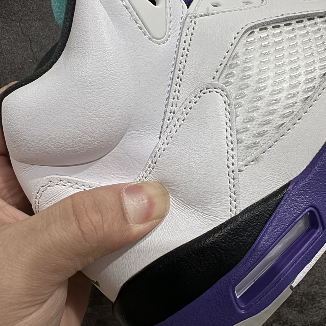 图片[3]-【外贸纯原】Air Jordan 5 Retro \”Grape\” 高帮 白紫葡萄 AJ5 乔丹5代 aj5 乔5 高邦 白紫葡萄 乔丹篮球鞋系列 整体以白紫色为配色方案，采用白色皮革覆盖，鞋身侧面的透气网格则使用透明水晶呈现，标志性的鲨鱼锯齿元素则采用绿色点缀，鞋舌部分标志性的3M反光设计改成紫色织物，并且带有绿色Jumpman Logo点缀；中底可视化透明气垫，后跟Jumpman Logo绿色刺绣点缀，与鞋舌相呼应。鞋底使用紫色中底搭配半透明水晶大底呈现，水晶大底下印有绿色Jumpman Logo，为整个设计收尾。 货号：136027-108 尺码：40 40.5 41 42 42.5 43 44 44.5 45 46 47.5 48.5 编码：777420450-鞋库