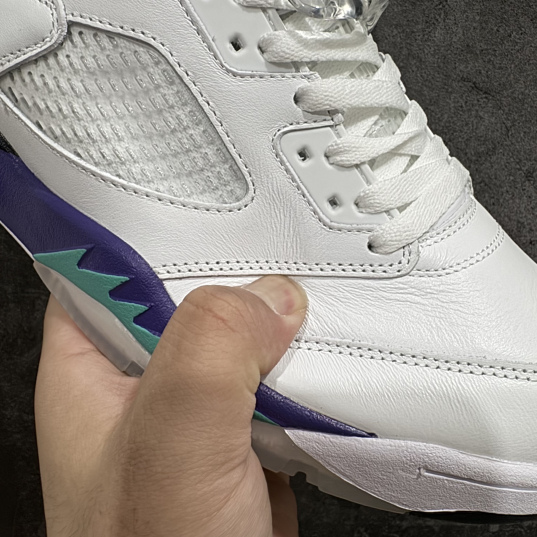 图片[4]-【外贸纯原】Air Jordan 5 Retro \”Grape\” 高帮 白紫葡萄 AJ5 乔丹5代 aj5 乔5 高邦 白紫葡萄 乔丹篮球鞋系列 整体以白紫色为配色方案，采用白色皮革覆盖，鞋身侧面的透气网格则使用透明水晶呈现，标志性的鲨鱼锯齿元素则采用绿色点缀，鞋舌部分标志性的3M反光设计改成紫色织物，并且带有绿色Jumpman Logo点缀；中底可视化透明气垫，后跟Jumpman Logo绿色刺绣点缀，与鞋舌相呼应。鞋底使用紫色中底搭配半透明水晶大底呈现，水晶大底下印有绿色Jumpman Logo，为整个设计收尾。 货号：136027-108 尺码：40 40.5 41 42 42.5 43 44 44.5 45 46 47.5 48.5 编码：777420450-鞋库