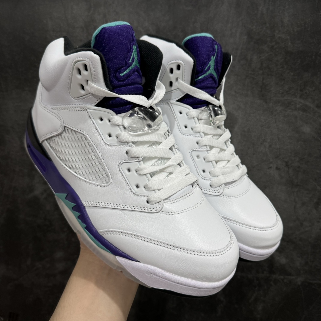 【外贸纯原】Air Jordan 5 Retro \”Grape\” 高帮 白紫葡萄 AJ5 乔丹5代 aj5 乔5 高邦 白紫葡萄 乔丹篮球鞋系列 整体以白紫色为配色方案，采用白色皮革覆盖，鞋身侧面的透气网格则使用透明水晶呈现，标志性的鲨鱼锯齿元素则采用绿色点缀，鞋舌部分标志性的3M反光设计改成紫色织物，并且带有绿色Jumpman Logo点缀；中底可视化透明气垫，后跟Jumpman Logo绿色刺绣点缀，与鞋舌相呼应。鞋底使用紫色中底搭配半透明水晶大底呈现，水晶大底下印有绿色Jumpman Logo，为整个设计收尾。 货号：136027-108 尺码：40 40.5 41 42 42.5 43 44 44.5 45 46 47.5 48.5 编码：777420450-鞋库