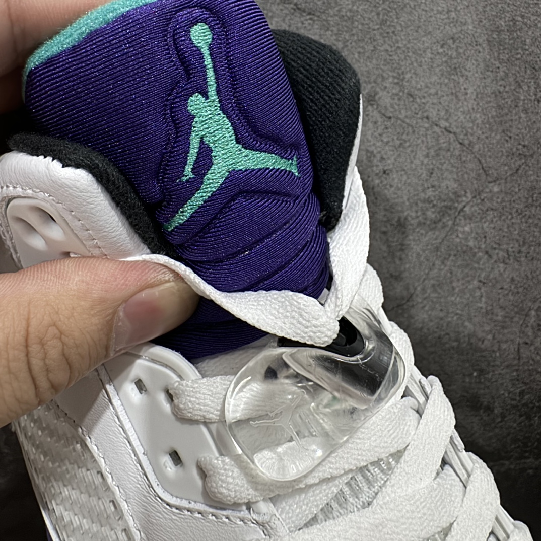 图片[6]-【外贸纯原】Air Jordan 5 Retro \”Grape\” 高帮 白紫葡萄 AJ5 乔丹5代 aj5 乔5 高邦 白紫葡萄 乔丹篮球鞋系列 整体以白紫色为配色方案，采用白色皮革覆盖，鞋身侧面的透气网格则使用透明水晶呈现，标志性的鲨鱼锯齿元素则采用绿色点缀，鞋舌部分标志性的3M反光设计改成紫色织物，并且带有绿色Jumpman Logo点缀；中底可视化透明气垫，后跟Jumpman Logo绿色刺绣点缀，与鞋舌相呼应。鞋底使用紫色中底搭配半透明水晶大底呈现，水晶大底下印有绿色Jumpman Logo，为整个设计收尾。 货号：136027-108 尺码：40 40.5 41 42 42.5 43 44 44.5 45 46 47.5 48.5 编码：777420450-鞋库