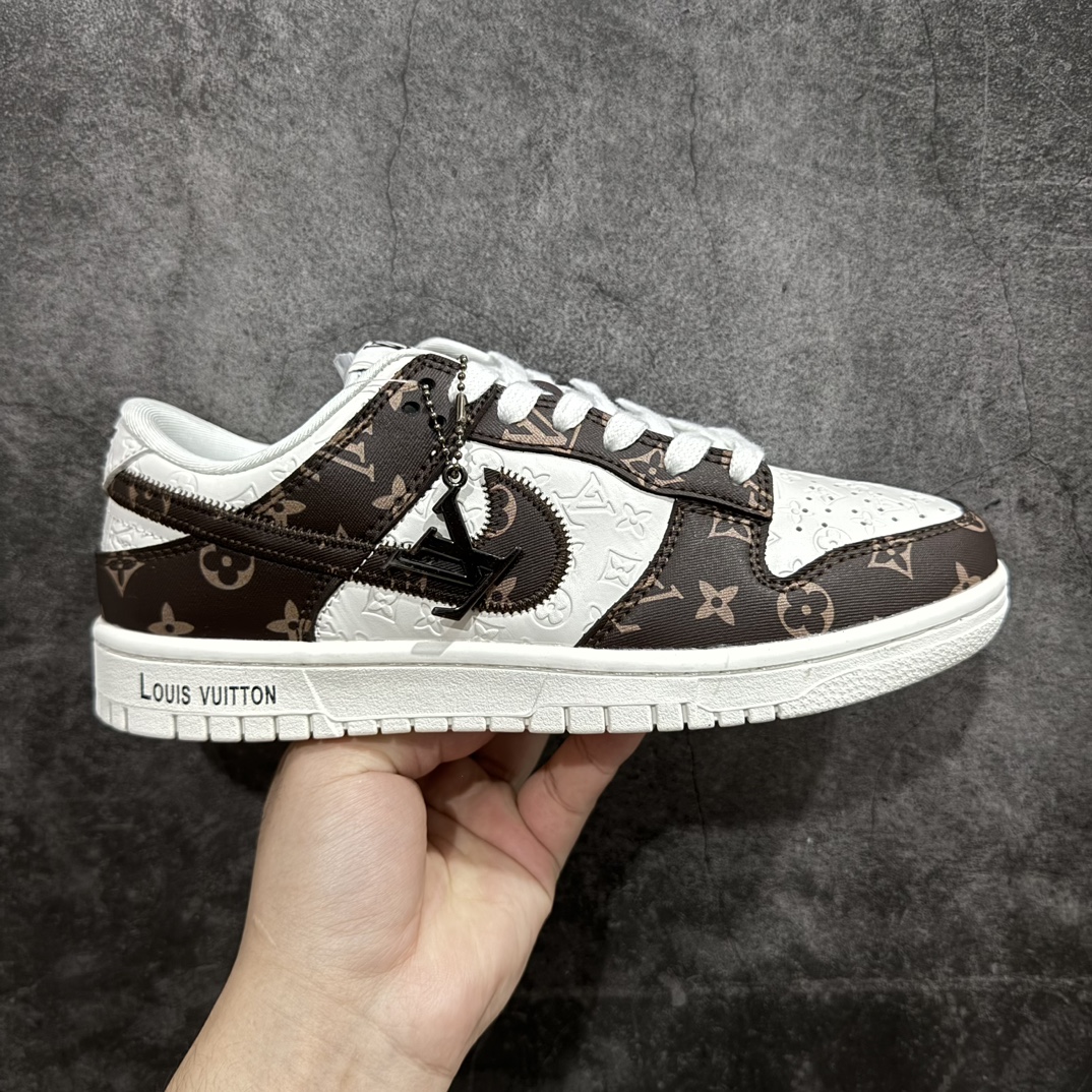 【定制版】Nk SB Dunk Low LV联名-浮雕白棕印花 周年高端定制 低帮休闲板鞋 DQ1098-360rn#定制鞋盒 大厂纯原品质出货 超高清洁度 皮料切割干净无任何毛边 细节完美 r 尺码：36 36.5 37.5 38 38.5 39 40 40.5 41 42 42.5 43 44 44.5 45  编码：HXS340360-鞋库