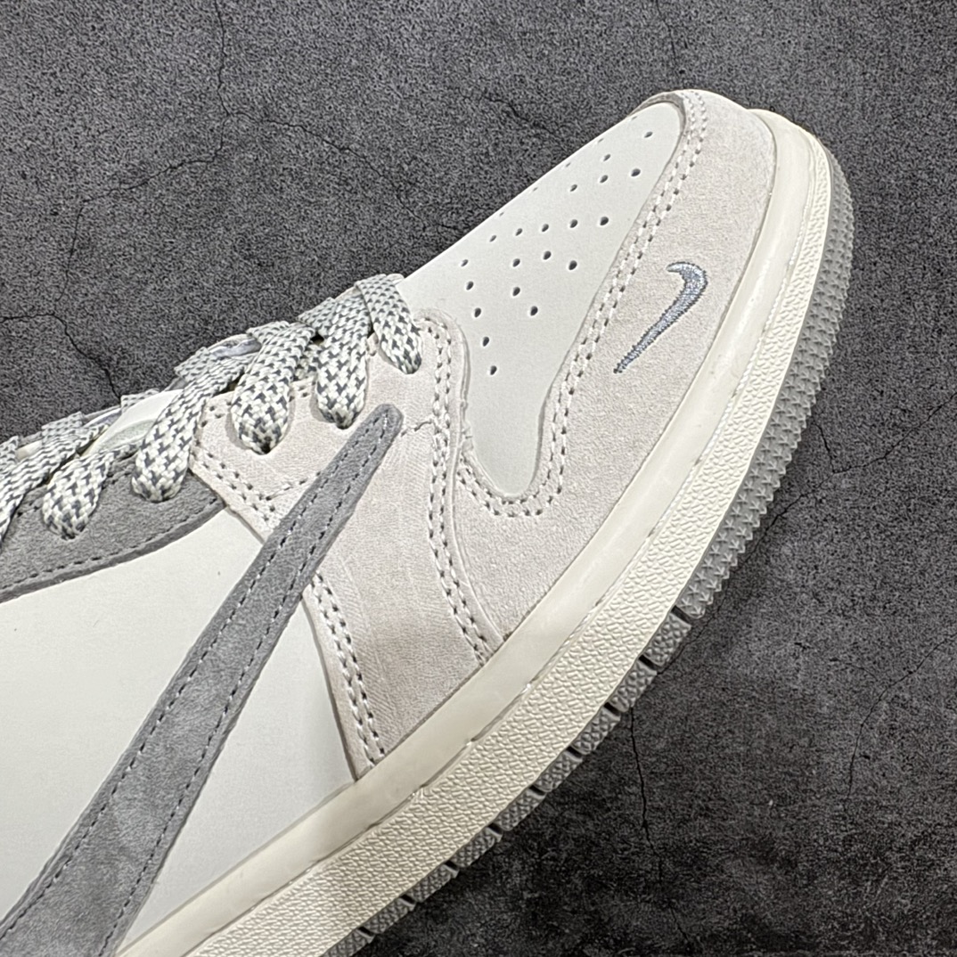 图片[6]-【定制版】Travis Scott x Fragment Design x Air Jordan 1 Low OG SP AJ1 乔1 闪电联名-浅灰奶咖 低帮文化休闲板鞋 JH6088-612rn#多方联名合作融合了Travis Scott 独特的音乐风格，藤原浩个性的设计风格以及Jordan品牌的经典元素 使其成为一双具有独特身份和价值的鞋子 清新而立体的外观加上联名标识更突出了其独特身份 这种配色方案显示出活力和时尚感 在视觉上引人注目  鞋身的质感和细腻的细节处理使其显得高端而格调十足  这款“倒钩”联名是设计与创意完美结合  融合多方的个性风格是一款备受瞩目的潮流鞋款  低帮休闲板鞋 定制鞋盒 大厂纯原品质出货 超高清洁度 皮料切割干净无任何毛边 细节完美 r 尺码：36 36.5 37.5 38 38.5 39 40 40.5 41 42 42.5 43 44 44.5 45  编码：HXS320340-鞋库