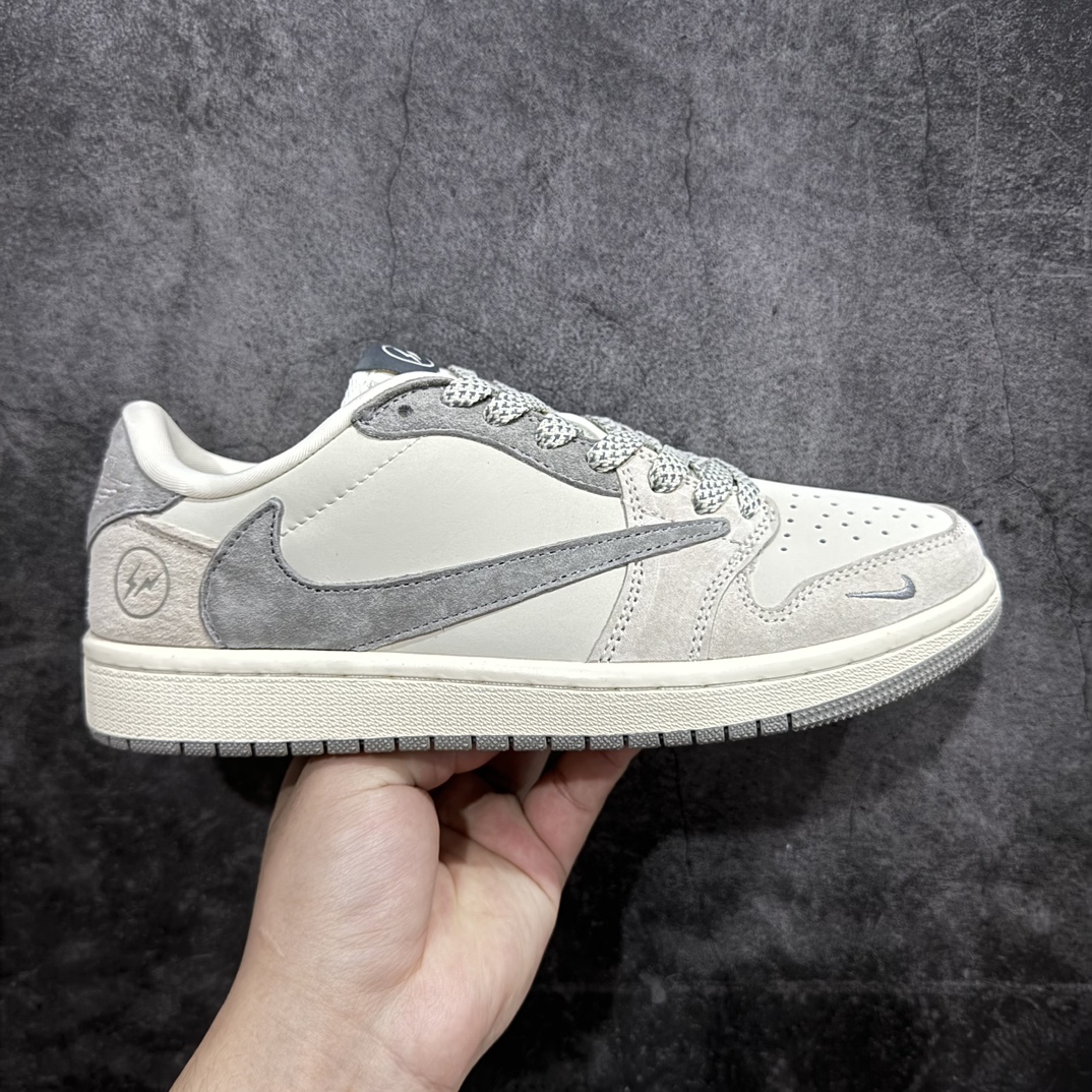 【定制版】Travis Scott x Fragment Design x Air Jordan 1 Low OG SP AJ1 乔1 闪电联名-浅灰奶咖 低帮文化休闲板鞋 JH6088-612rn#多方联名合作融合了Travis Scott 独特的音乐风格，藤原浩个性的设计风格以及Jordan品牌的经典元素 使其成为一双具有独特身份和价值的鞋子 清新而立体的外观加上联名标识更突出了其独特身份 这种配色方案显示出活力和时尚感 在视觉上引人注目  鞋身的质感和细腻的细节处理使其显得高端而格调十足  这款“倒钩”联名是设计与创意完美结合  融合多方的个性风格是一款备受瞩目的潮流鞋款  低帮休闲板鞋 定制鞋盒 大厂纯原品质出货 超高清洁度 皮料切割干净无任何毛边 细节完美 r 尺码：36 36.5 37.5 38 38.5 39 40 40.5 41 42 42.5 43 44 44.5 45  编码：HXS320340-鞋库