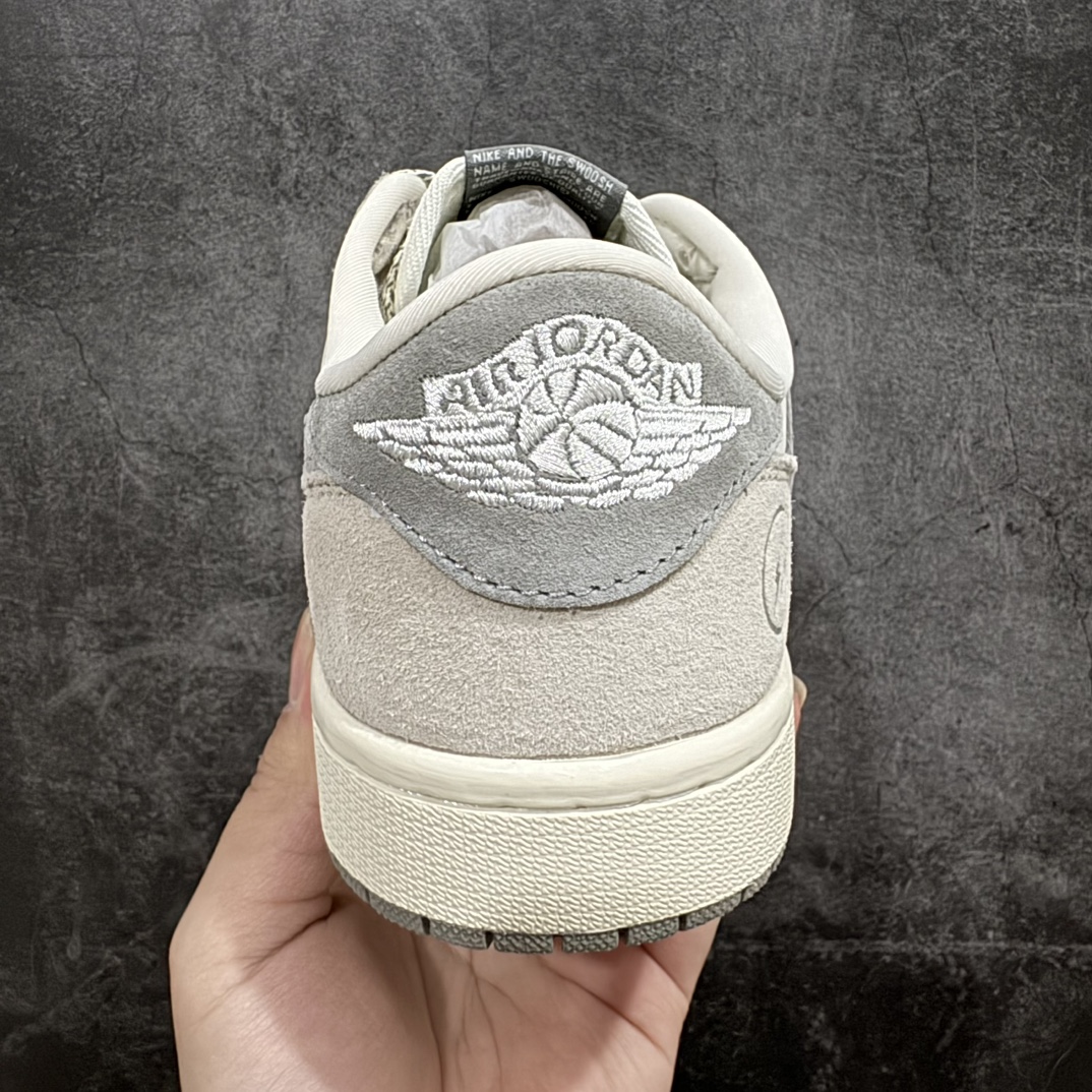 图片[4]-【定制版】Travis Scott x Fragment Design x Air Jordan 1 Low OG SP AJ1 乔1 闪电联名-浅灰奶咖 低帮文化休闲板鞋 JH6088-612rn#多方联名合作融合了Travis Scott 独特的音乐风格，藤原浩个性的设计风格以及Jordan品牌的经典元素 使其成为一双具有独特身份和价值的鞋子 清新而立体的外观加上联名标识更突出了其独特身份 这种配色方案显示出活力和时尚感 在视觉上引人注目  鞋身的质感和细腻的细节处理使其显得高端而格调十足  这款“倒钩”联名是设计与创意完美结合  融合多方的个性风格是一款备受瞩目的潮流鞋款  低帮休闲板鞋 定制鞋盒 大厂纯原品质出货 超高清洁度 皮料切割干净无任何毛边 细节完美 r 尺码：36 36.5 37.5 38 38.5 39 40 40.5 41 42 42.5 43 44 44.5 45  编码：HXS320340-鞋库