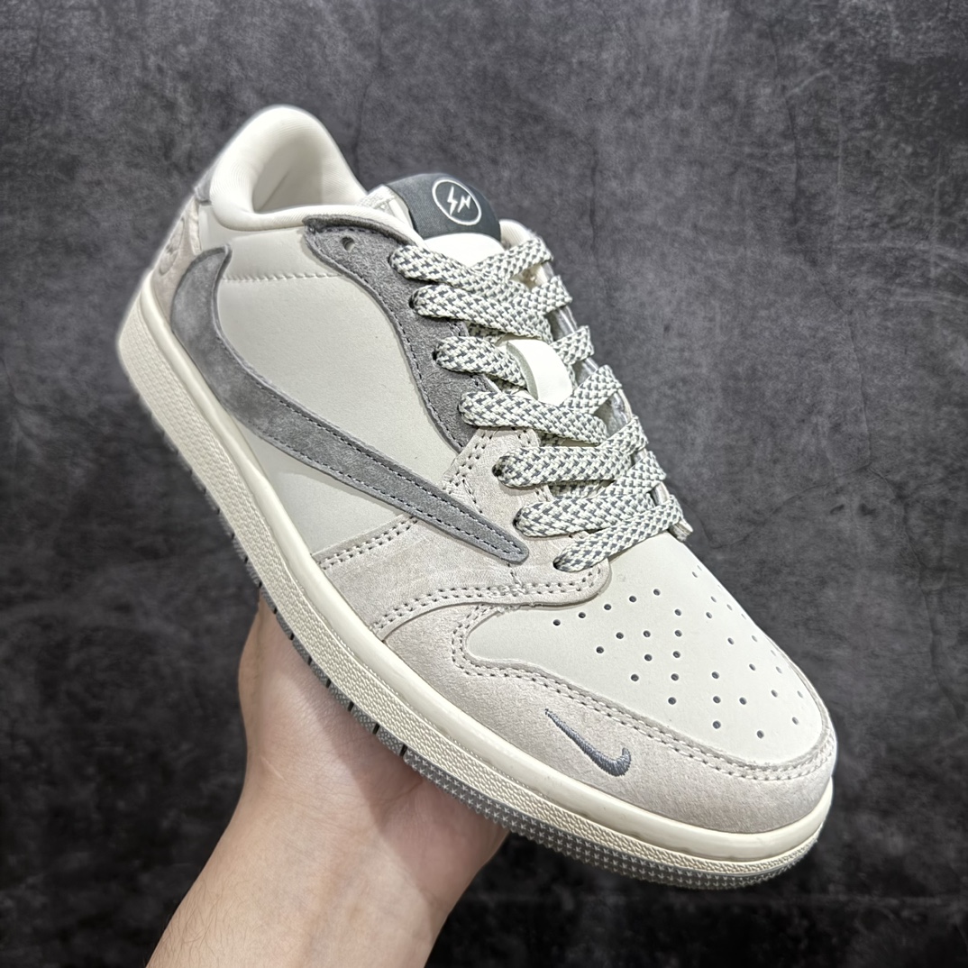 图片[3]-【定制版】Travis Scott x Fragment Design x Air Jordan 1 Low OG SP AJ1 乔1 闪电联名-浅灰奶咖 低帮文化休闲板鞋 JH6088-612rn#多方联名合作融合了Travis Scott 独特的音乐风格，藤原浩个性的设计风格以及Jordan品牌的经典元素 使其成为一双具有独特身份和价值的鞋子 清新而立体的外观加上联名标识更突出了其独特身份 这种配色方案显示出活力和时尚感 在视觉上引人注目  鞋身的质感和细腻的细节处理使其显得高端而格调十足  这款“倒钩”联名是设计与创意完美结合  融合多方的个性风格是一款备受瞩目的潮流鞋款  低帮休闲板鞋 定制鞋盒 大厂纯原品质出货 超高清洁度 皮料切割干净无任何毛边 细节完美 r 尺码：36 36.5 37.5 38 38.5 39 40 40.5 41 42 42.5 43 44 44.5 45  编码：HXS320340-鞋库