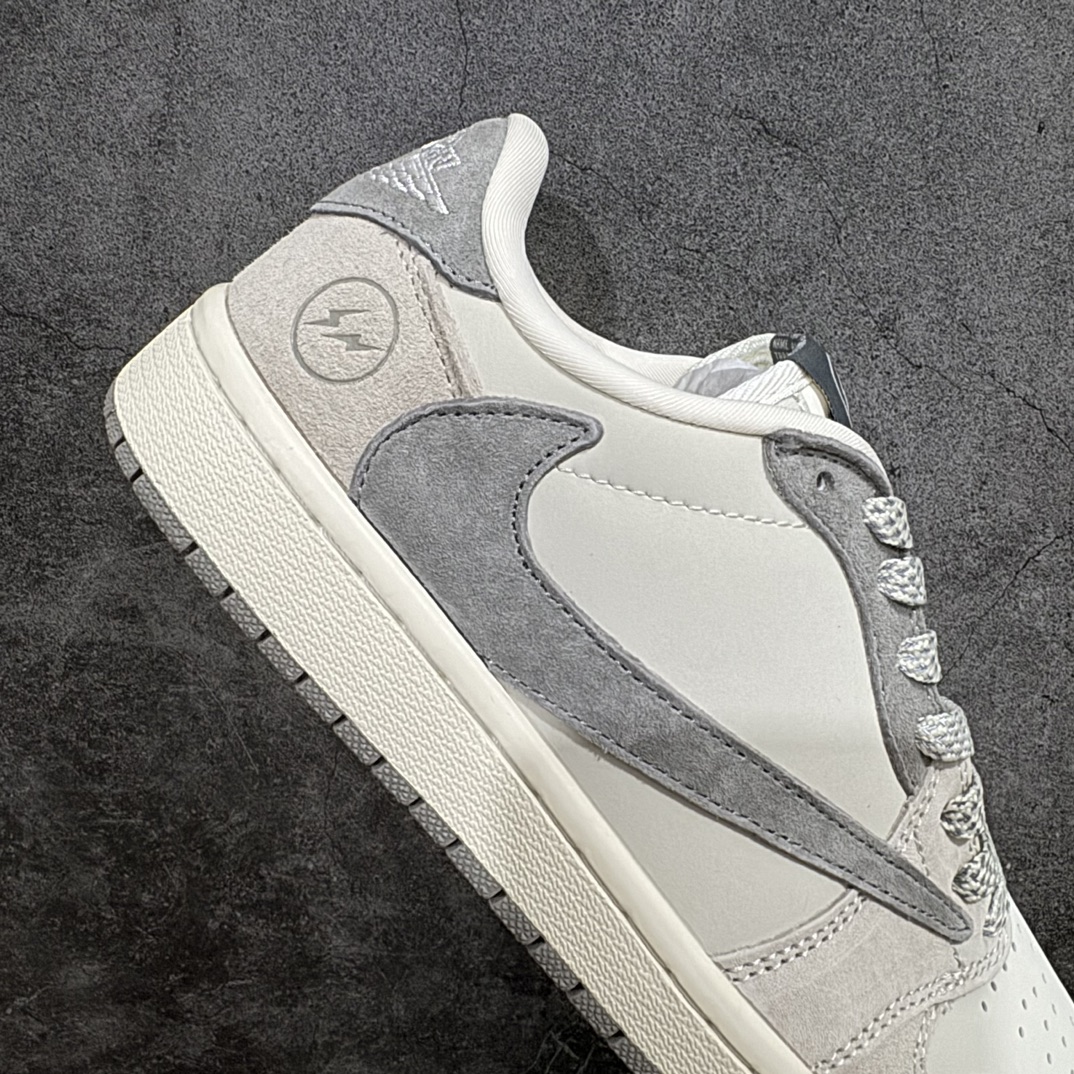 图片[7]-【定制版】Travis Scott x Fragment Design x Air Jordan 1 Low OG SP AJ1 乔1 闪电联名-浅灰奶咖 低帮文化休闲板鞋 JH6088-612rn#多方联名合作融合了Travis Scott 独特的音乐风格，藤原浩个性的设计风格以及Jordan品牌的经典元素 使其成为一双具有独特身份和价值的鞋子 清新而立体的外观加上联名标识更突出了其独特身份 这种配色方案显示出活力和时尚感 在视觉上引人注目  鞋身的质感和细腻的细节处理使其显得高端而格调十足  这款“倒钩”联名是设计与创意完美结合  融合多方的个性风格是一款备受瞩目的潮流鞋款  低帮休闲板鞋 定制鞋盒 大厂纯原品质出货 超高清洁度 皮料切割干净无任何毛边 细节完美 r 尺码：36 36.5 37.5 38 38.5 39 40 40.5 41 42 42.5 43 44 44.5 45  编码：HXS320340-鞋库