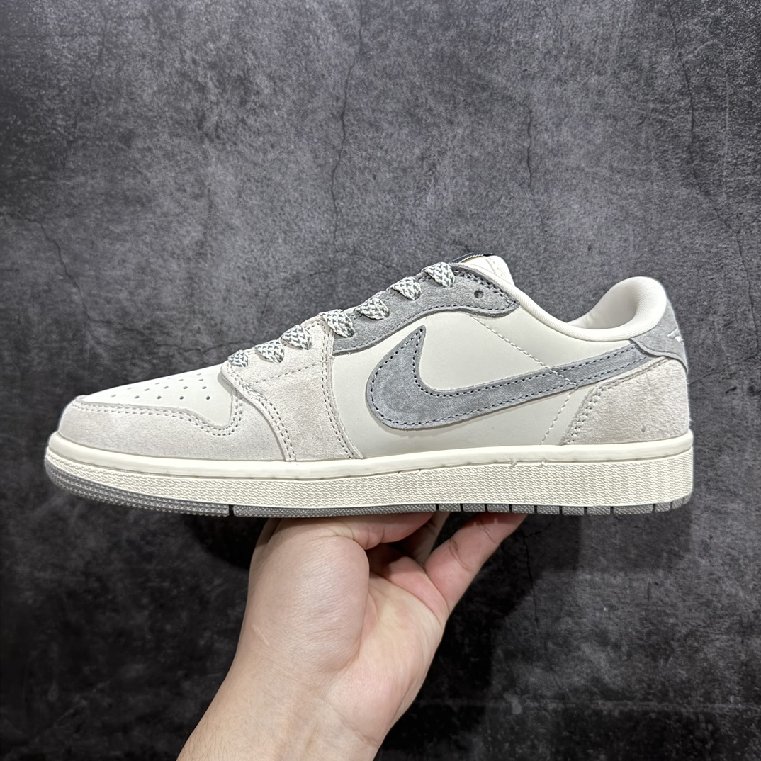 图片[2]-【定制版】Travis Scott x Fragment Design x Air Jordan 1 Low OG SP AJ1 乔1 闪电联名-浅灰奶咖 低帮文化休闲板鞋 JH6088-612rn#多方联名合作融合了Travis Scott 独特的音乐风格，藤原浩个性的设计风格以及Jordan品牌的经典元素 使其成为一双具有独特身份和价值的鞋子 清新而立体的外观加上联名标识更突出了其独特身份 这种配色方案显示出活力和时尚感 在视觉上引人注目  鞋身的质感和细腻的细节处理使其显得高端而格调十足  这款“倒钩”联名是设计与创意完美结合  融合多方的个性风格是一款备受瞩目的潮流鞋款  低帮休闲板鞋 定制鞋盒 大厂纯原品质出货 超高清洁度 皮料切割干净无任何毛边 细节完美 r 尺码：36 36.5 37.5 38 38.5 39 40 40.5 41 42 42.5 43 44 44.5 45  编码：HXS320340-鞋库