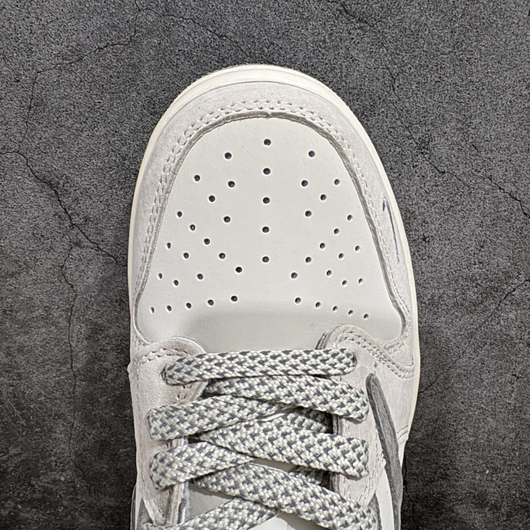 图片[5]-【定制版】Travis Scott x Fragment Design x Air Jordan 1 Low OG SP AJ1 乔1 闪电联名-浅灰奶咖 低帮文化休闲板鞋 JH6088-612rn#多方联名合作融合了Travis Scott 独特的音乐风格，藤原浩个性的设计风格以及Jordan品牌的经典元素 使其成为一双具有独特身份和价值的鞋子 清新而立体的外观加上联名标识更突出了其独特身份 这种配色方案显示出活力和时尚感 在视觉上引人注目  鞋身的质感和细腻的细节处理使其显得高端而格调十足  这款“倒钩”联名是设计与创意完美结合  融合多方的个性风格是一款备受瞩目的潮流鞋款  低帮休闲板鞋 定制鞋盒 大厂纯原品质出货 超高清洁度 皮料切割干净无任何毛边 细节完美 r 尺码：36 36.5 37.5 38 38.5 39 40 40.5 41 42 42.5 43 44 44.5 45  编码：HXS320340-鞋库