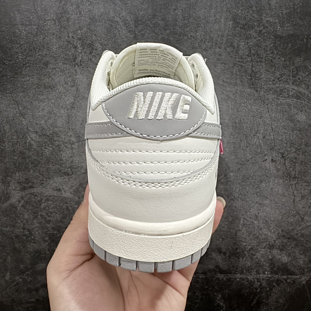 图片[4]-【定制版】Nk SB Dunk Low Supreme北面联名-米灰反光勾 周年高端定制 低帮休闲板鞋 XX2025-628rn#定制鞋盒 大厂纯原品质出货 超高清洁度 皮料切割干净无任何毛边 细节完美 r 尺码：36 36.5 37.5 38 38.5 39 40 40.5 41 42 42.5 43 44 44.5 45  编码：HXS320340-鞋库