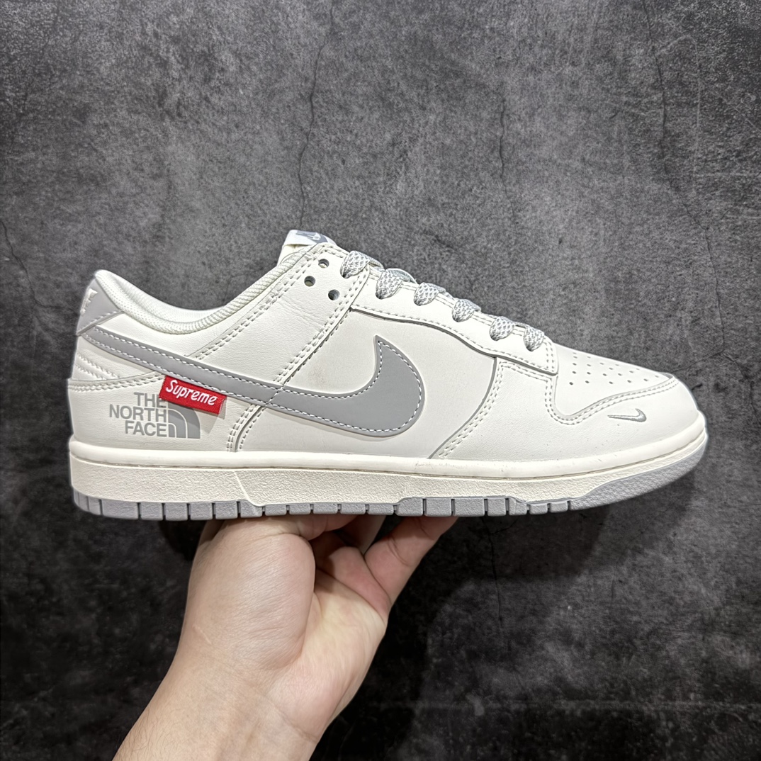 【定制版】Nk SB Dunk Low Supreme北面联名-米灰反光勾 周年高端定制 低帮休闲板鞋 XX2025-628rn#定制鞋盒 大厂纯原品质出货 超高清洁度 皮料切割干净无任何毛边 细节完美 r 尺码：36 36.5 37.5 38 38.5 39 40 40.5 41 42 42.5 43 44 44.5 45  编码：HXS320340-鞋库