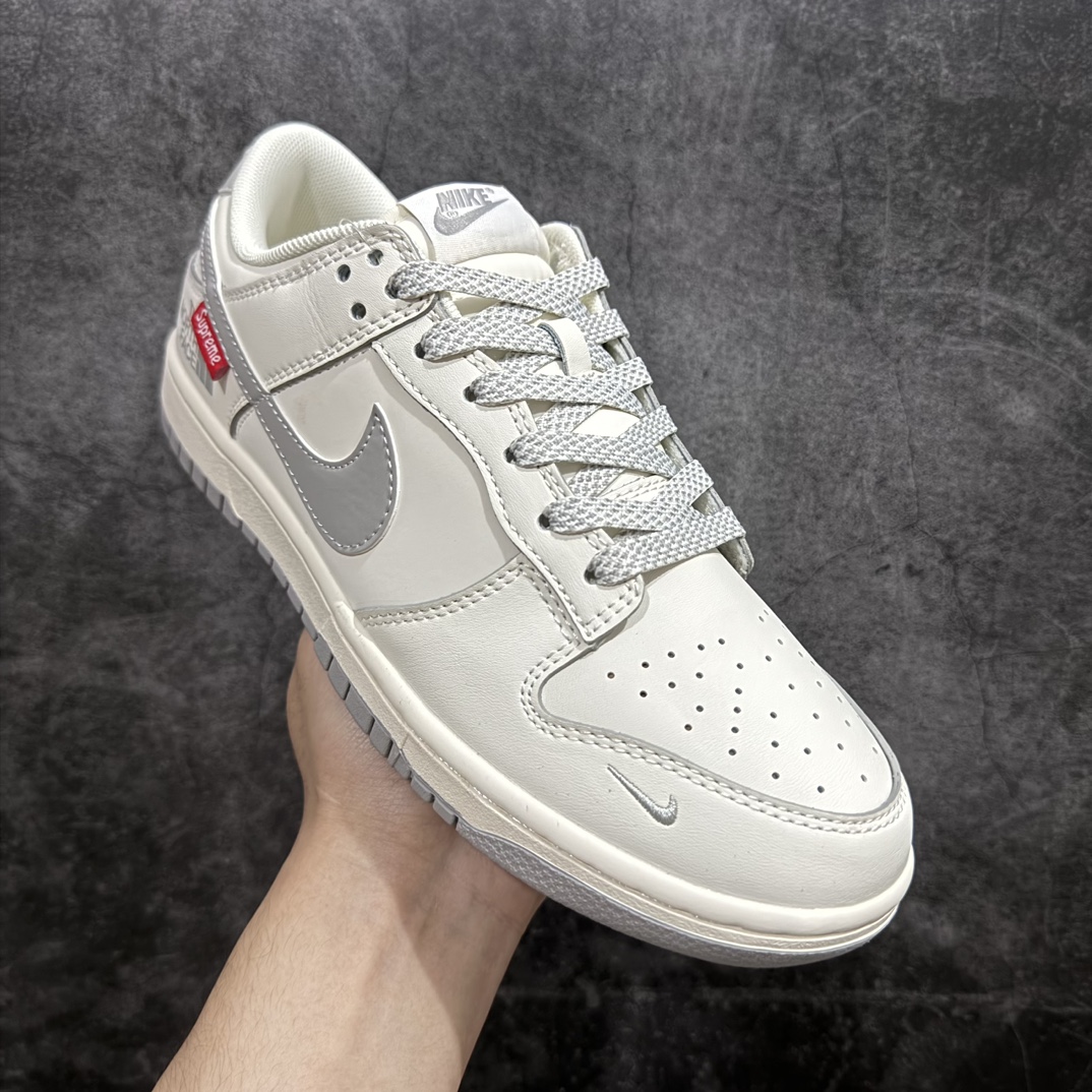 图片[3]-【定制版】Nk SB Dunk Low Supreme北面联名-米灰反光勾 周年高端定制 低帮休闲板鞋 XX2025-628rn#定制鞋盒 大厂纯原品质出货 超高清洁度 皮料切割干净无任何毛边 细节完美 r 尺码：36 36.5 37.5 38 38.5 39 40 40.5 41 42 42.5 43 44 44.5 45  编码：HXS320340-鞋库